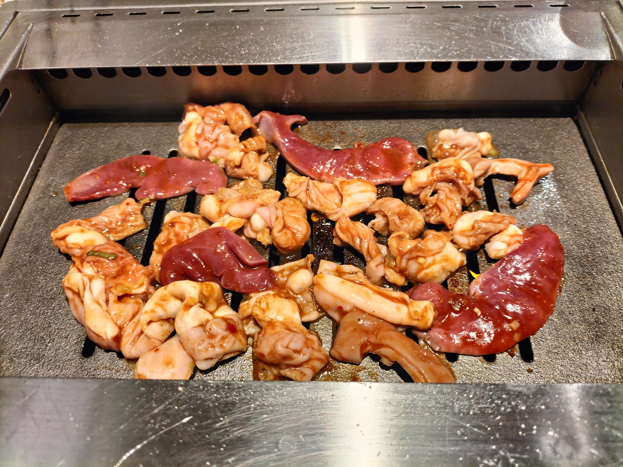 ホルモンを焼いている