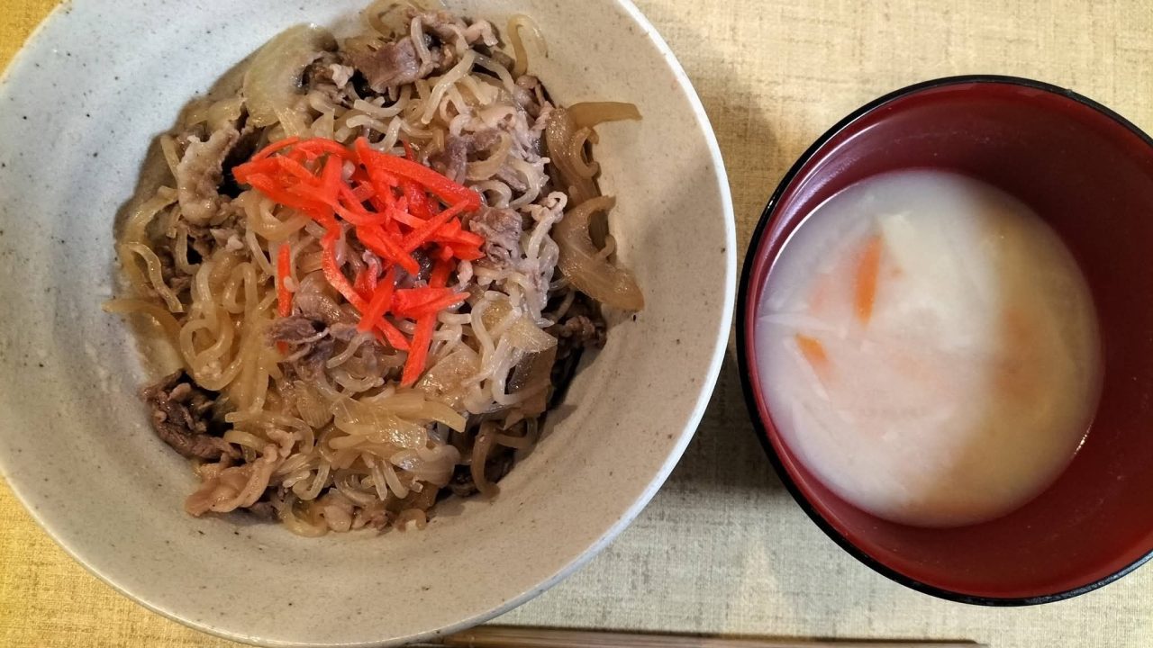 牛丼とみそ汁の朝ごはん