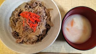 牛丼とみそ汁の朝ごはん