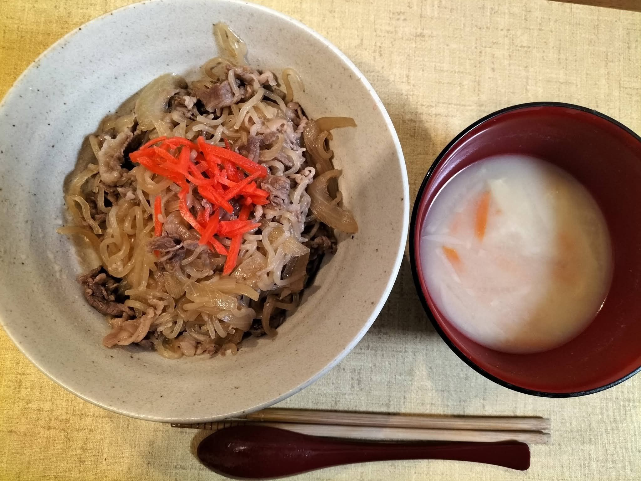 牛丼とみそ汁の朝ごはん