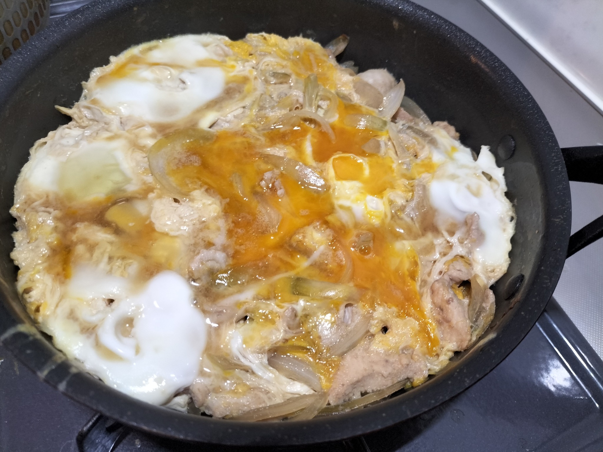 親子丼を作っている