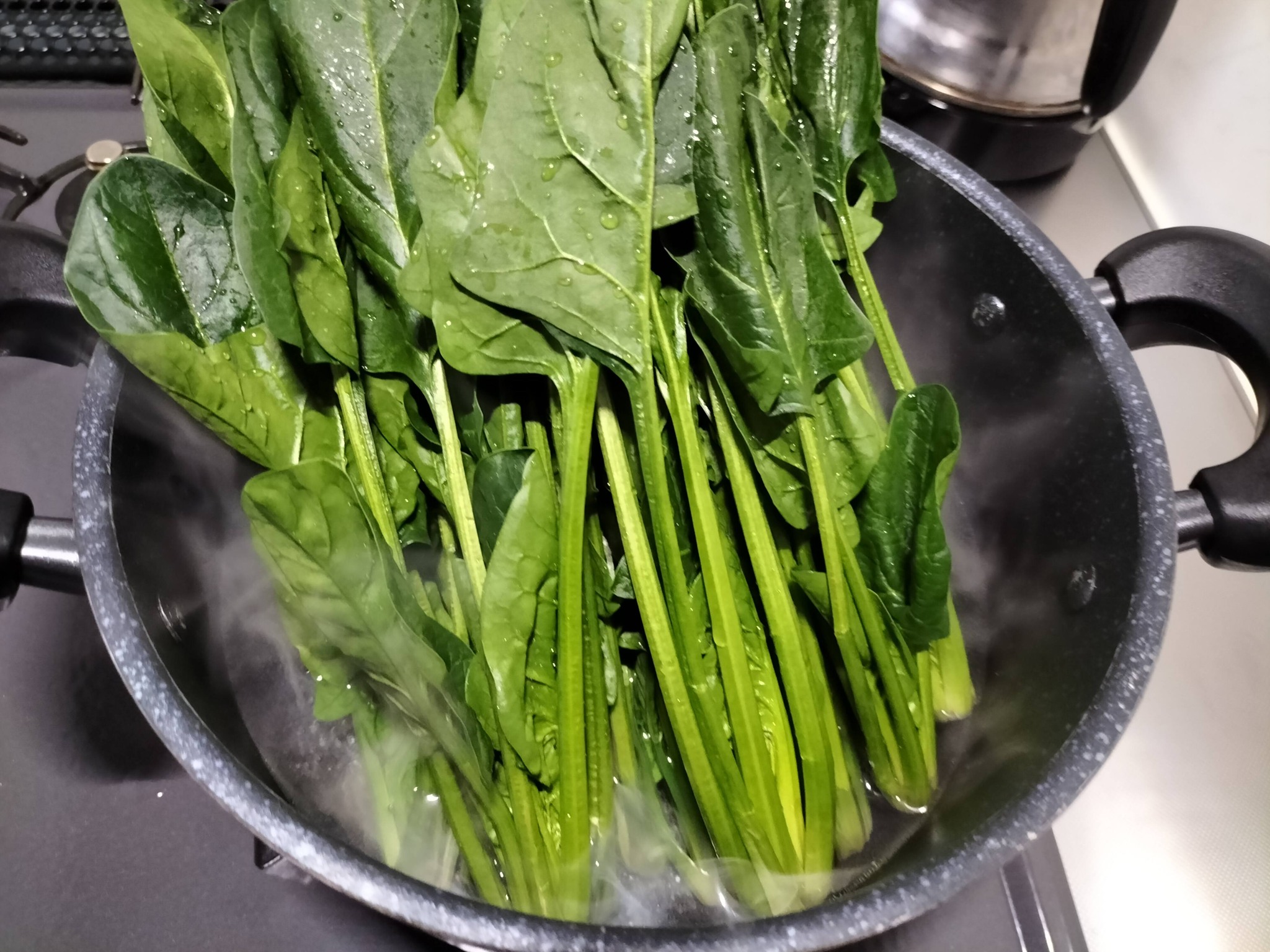 ほうれん草の茎の部分を茹でている