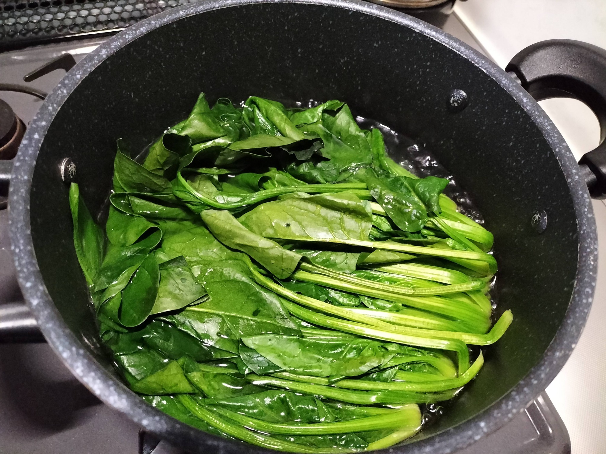 ほうれん草全体を茹でている