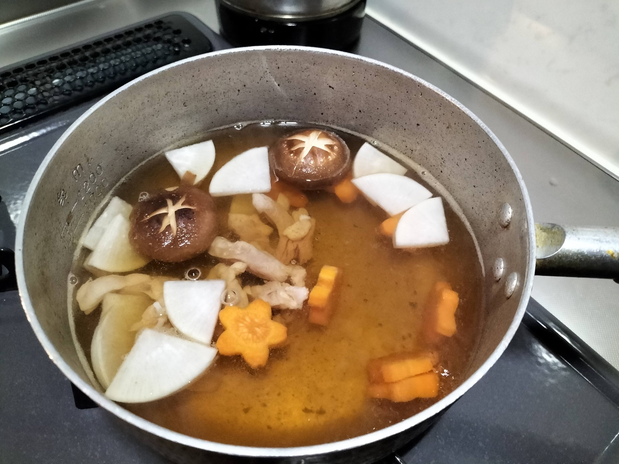 鶏肉と野菜を中火で煮ている