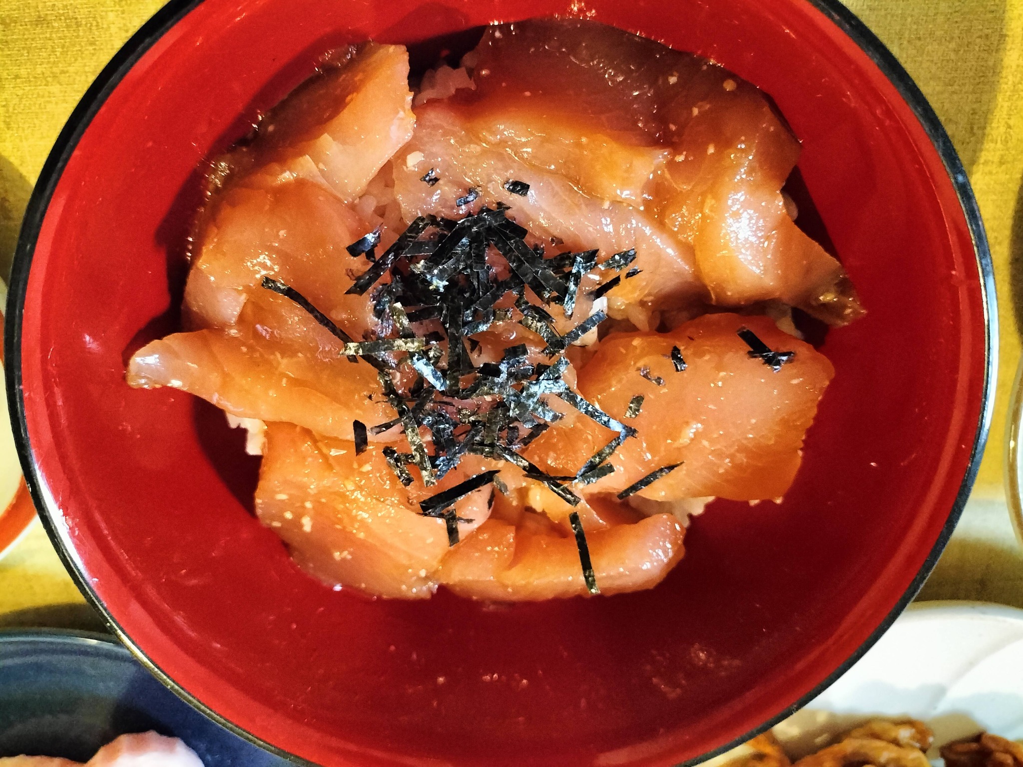 メインディッシュのマグロ丼