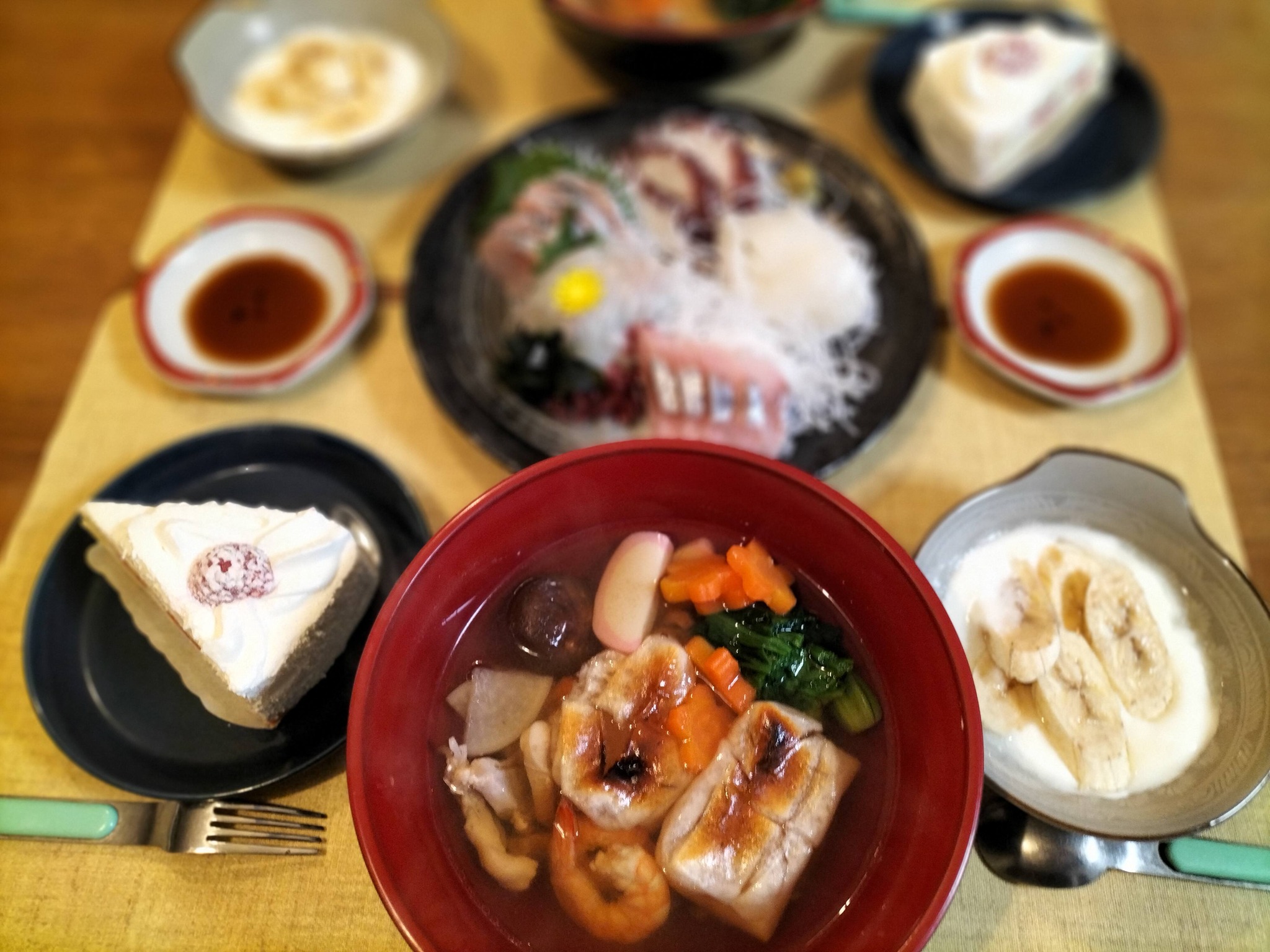 お雑煮と刺身の献立