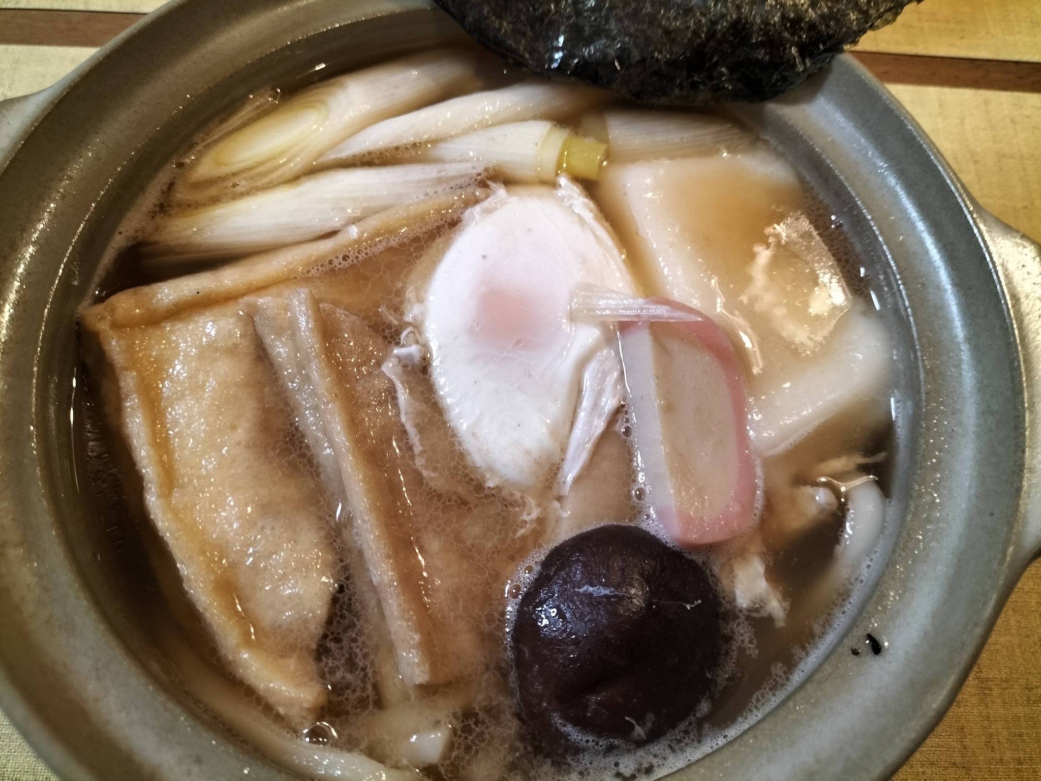 海苔をトッピングした鍋焼きうどん