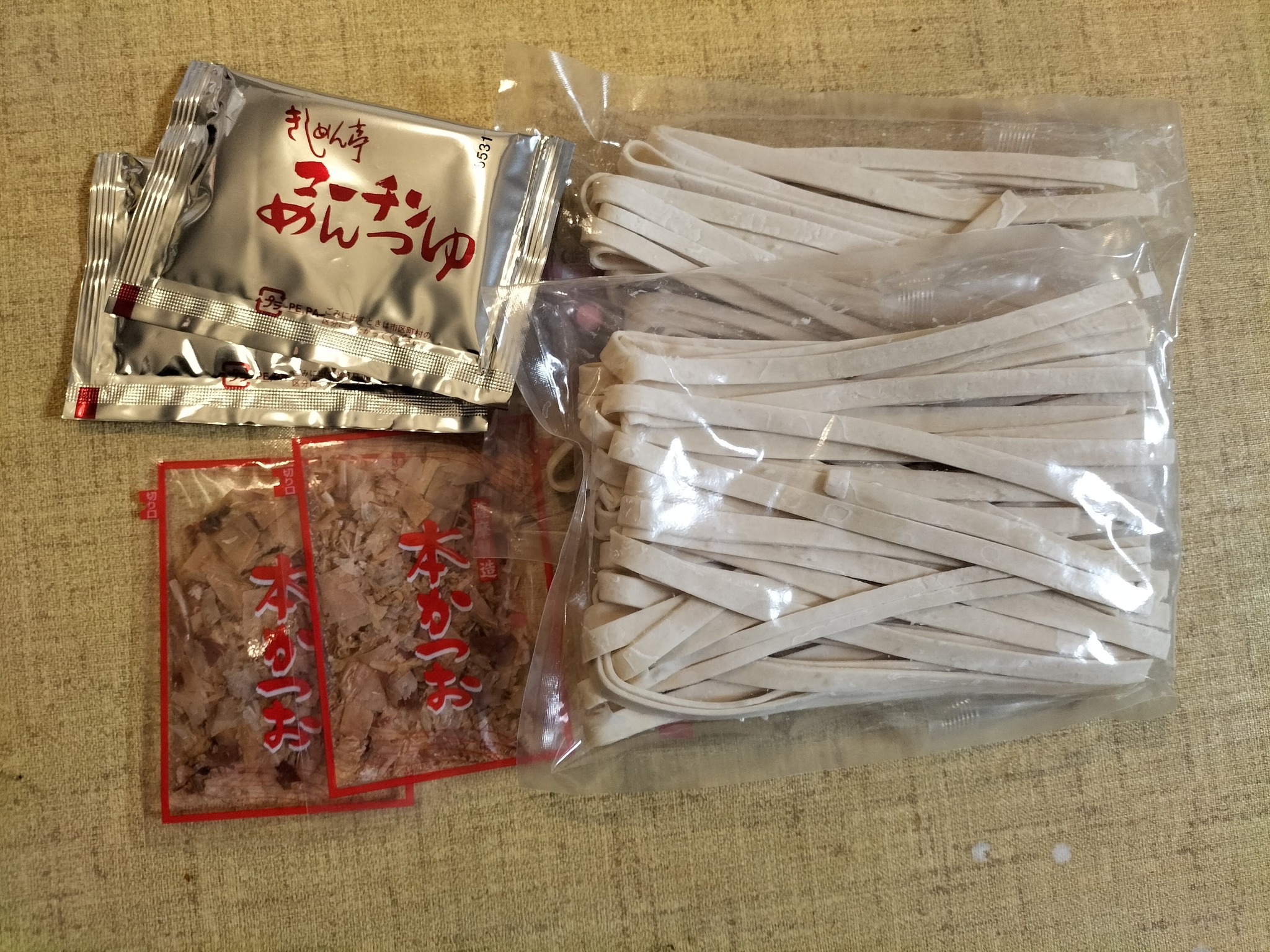 あじわい釜きしめんの麺とつゆ、カツオ節