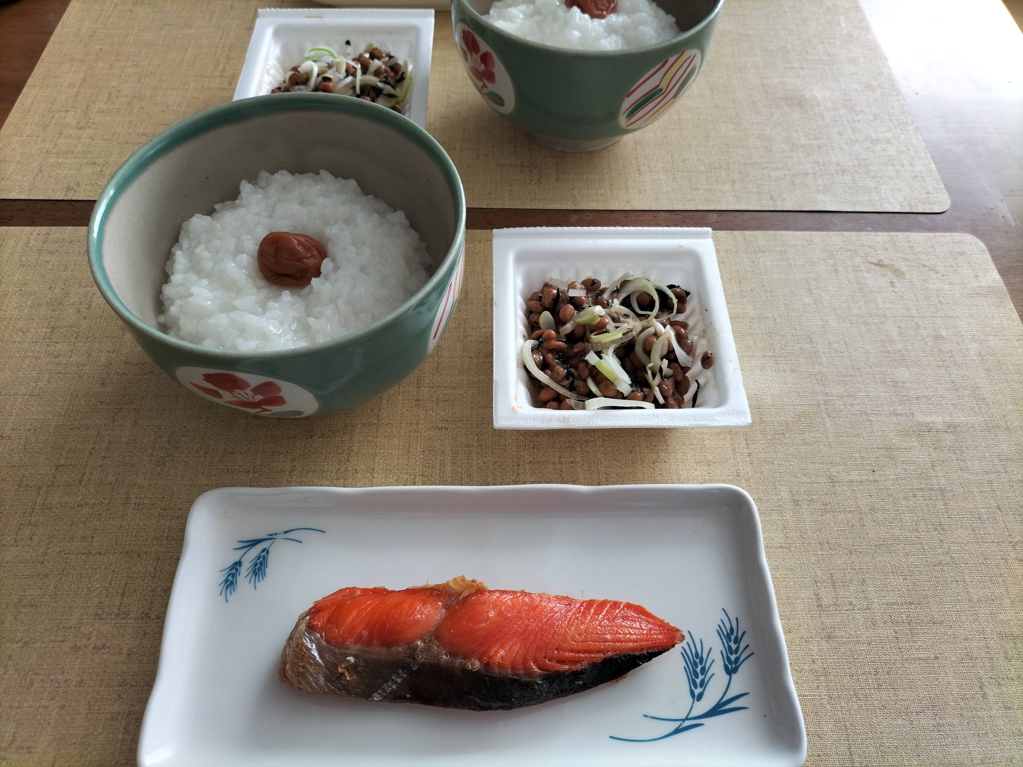 焼き鮭と梅干、納豆のおかゆの献立