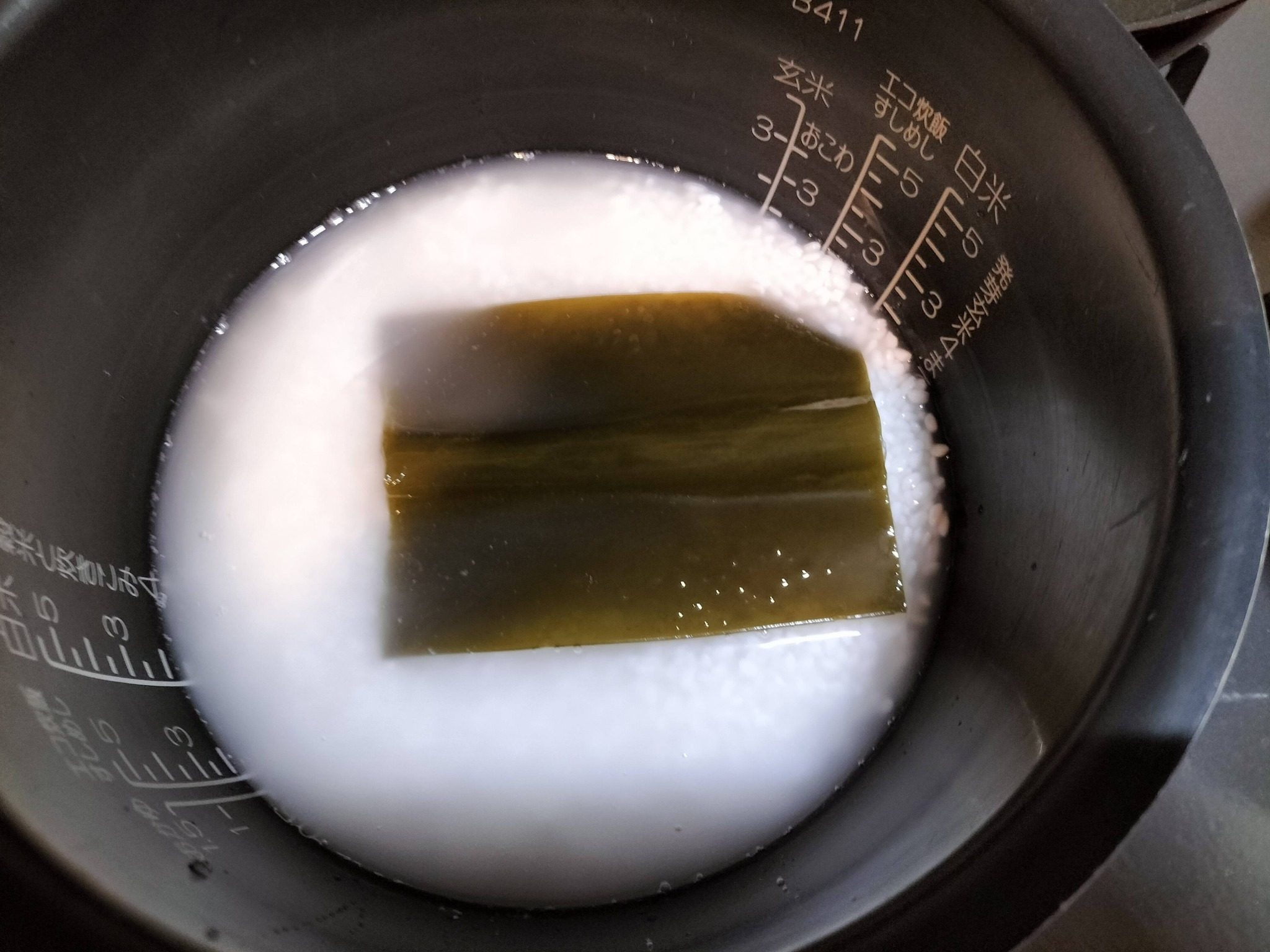 だしを取り終わった昆布でご飯を炊いている