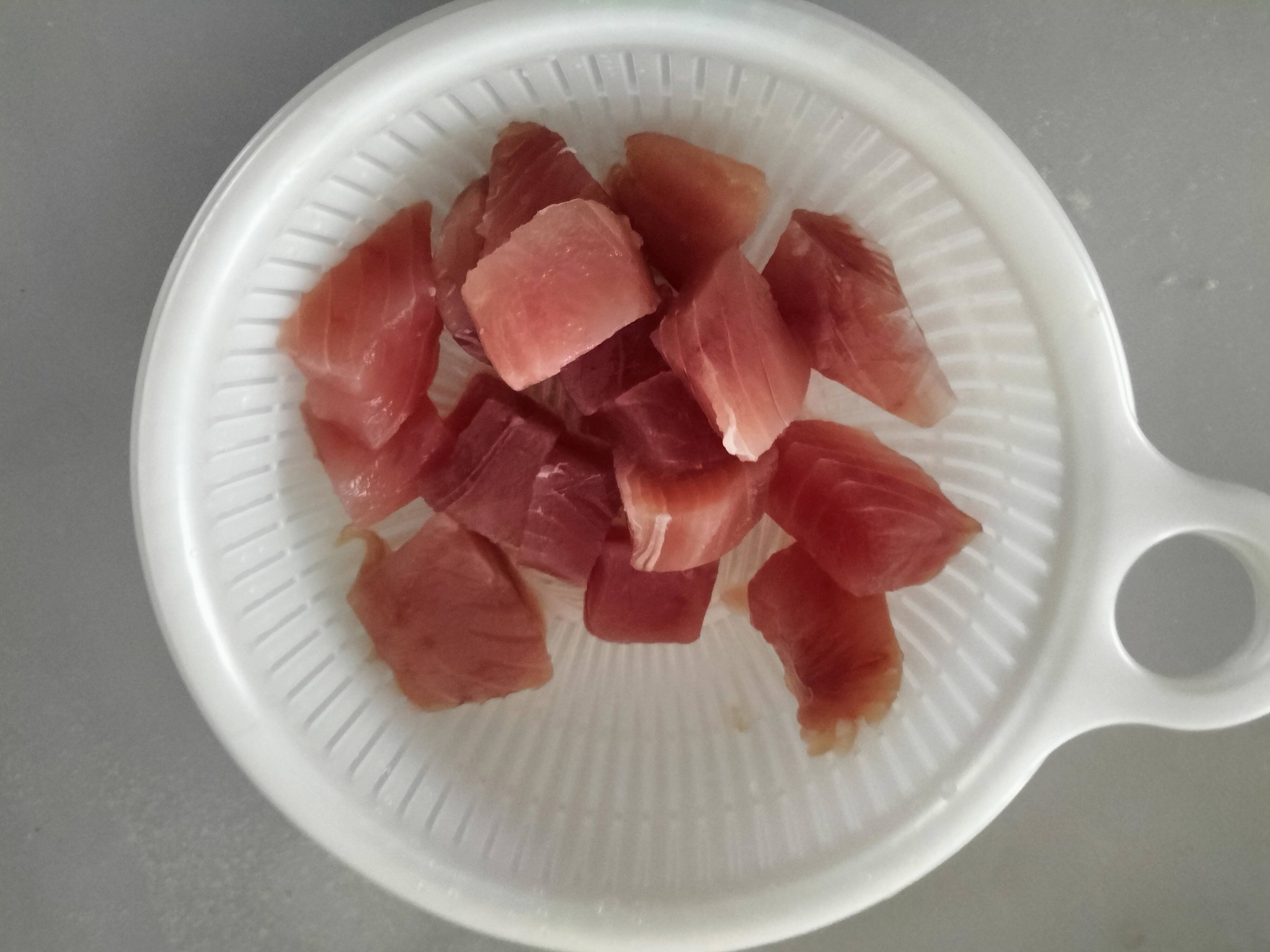 水で洗ったマグロの刺身