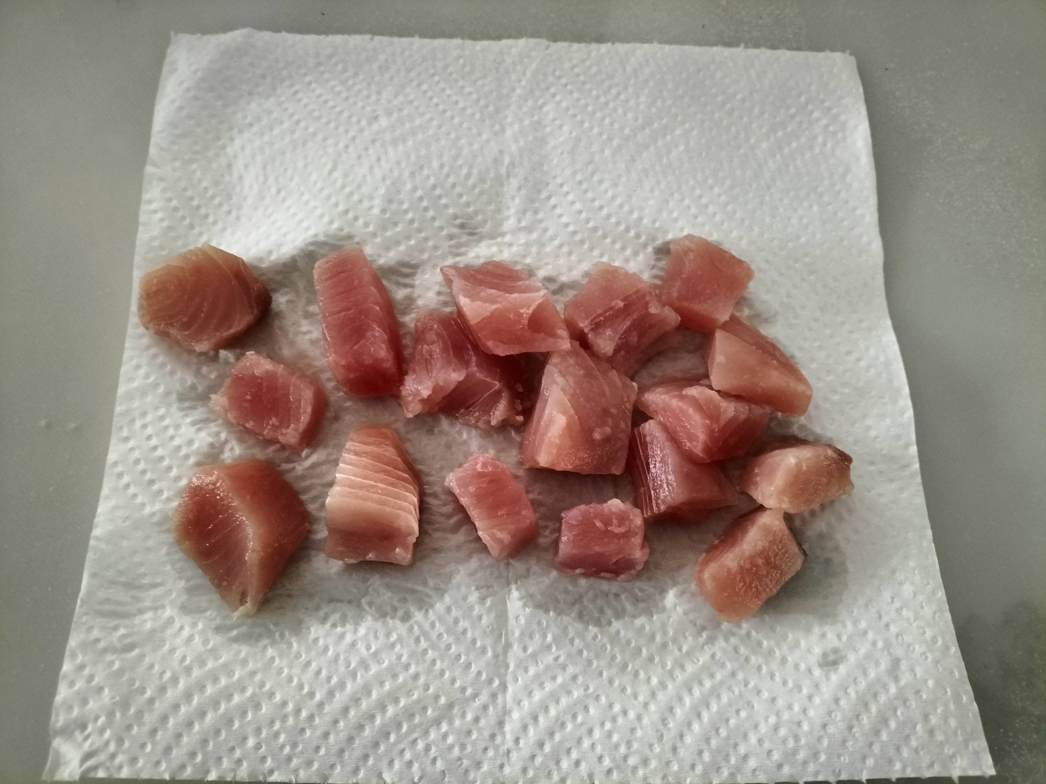 キッチンペーパーで水けをふき取ったマグロの刺身