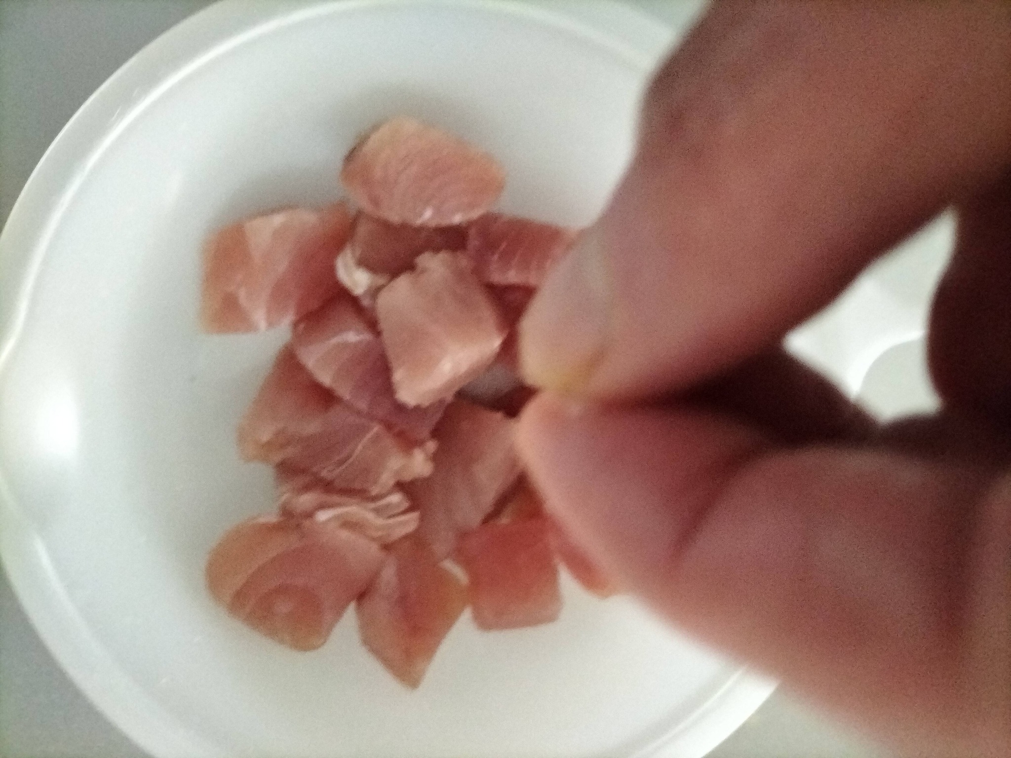 酒と塩をなじませたマグロの刺身