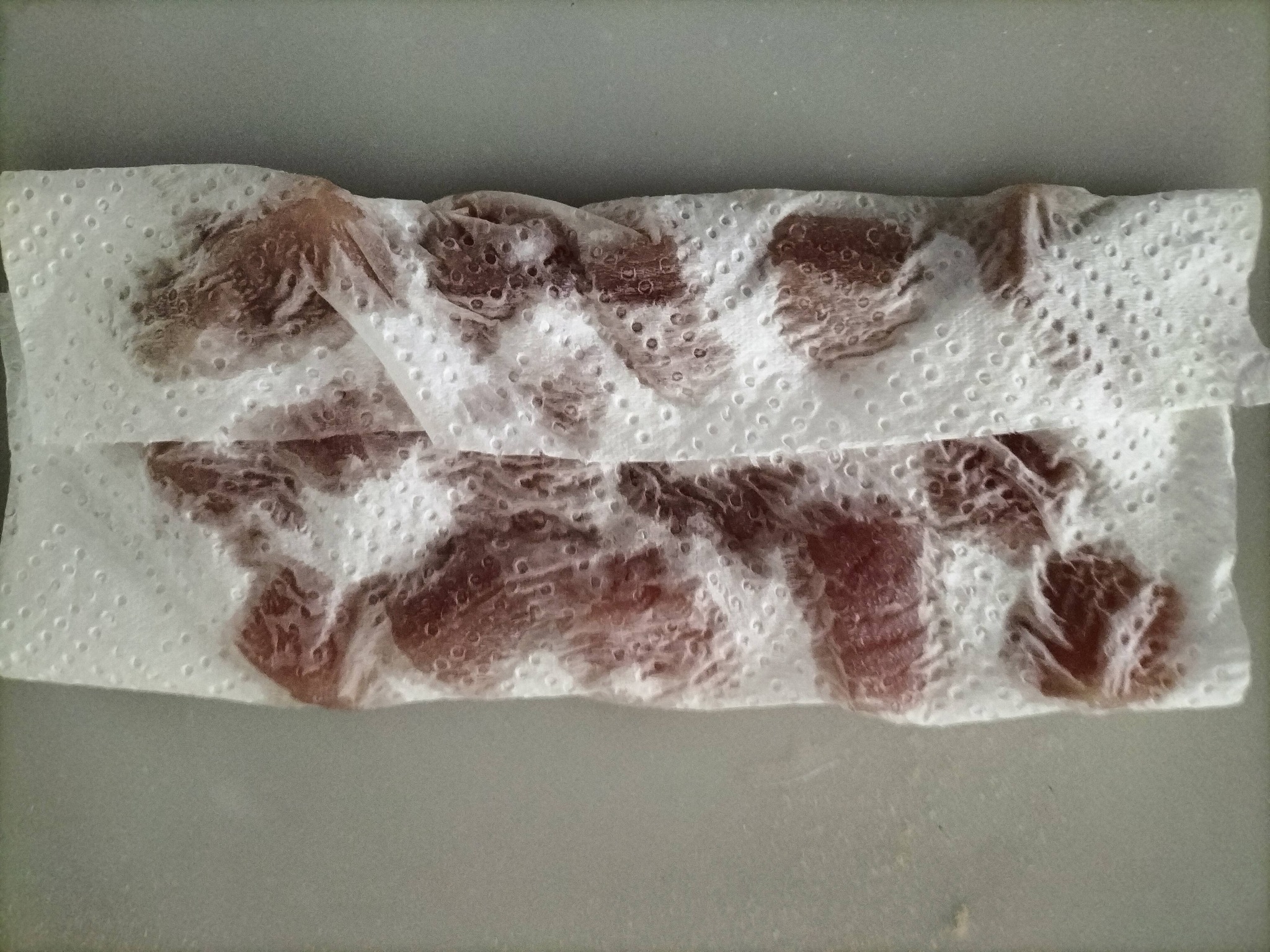 キッチンペーパーで水けをふき取ったマグロの刺身:2