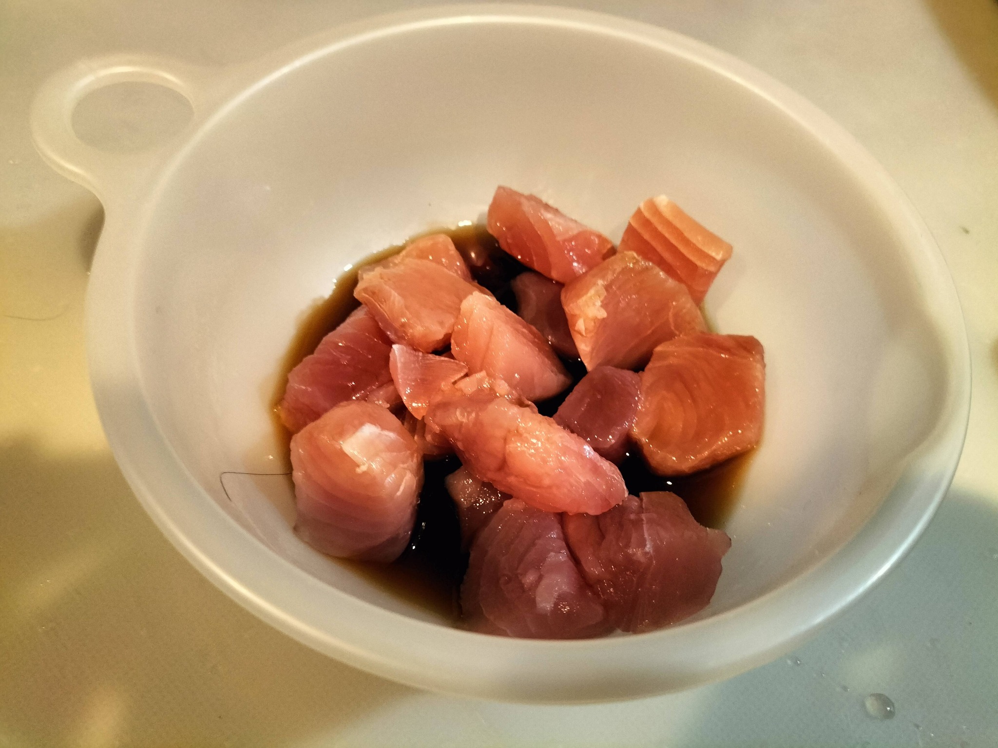 漬けたれに漬けているマグロの刺身