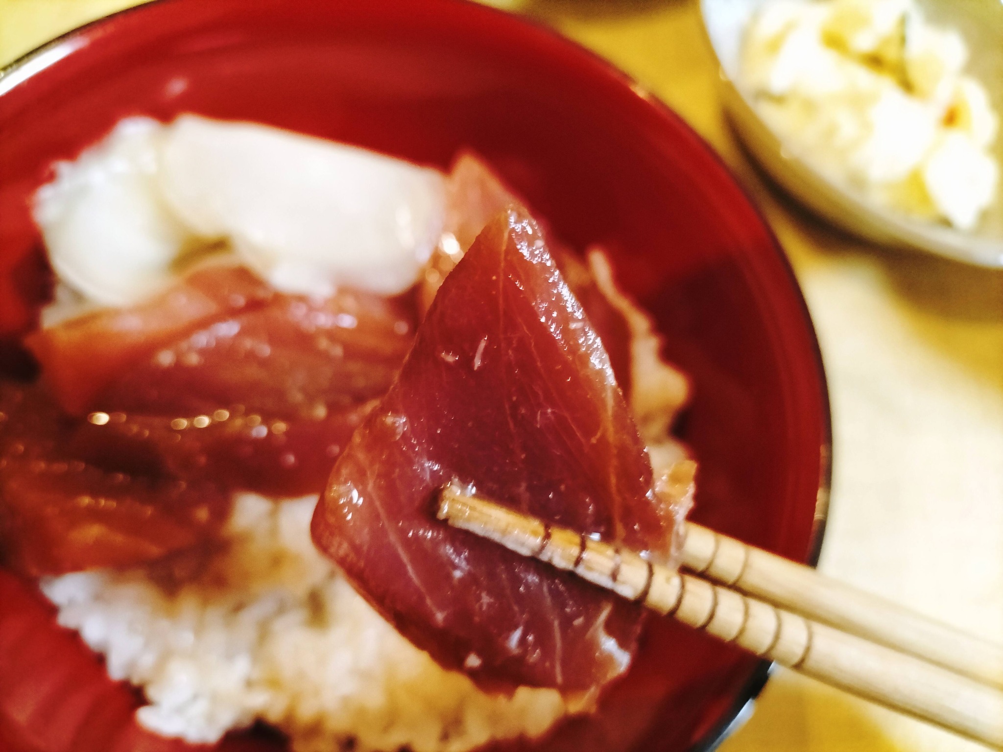 海鮮丼を食べている