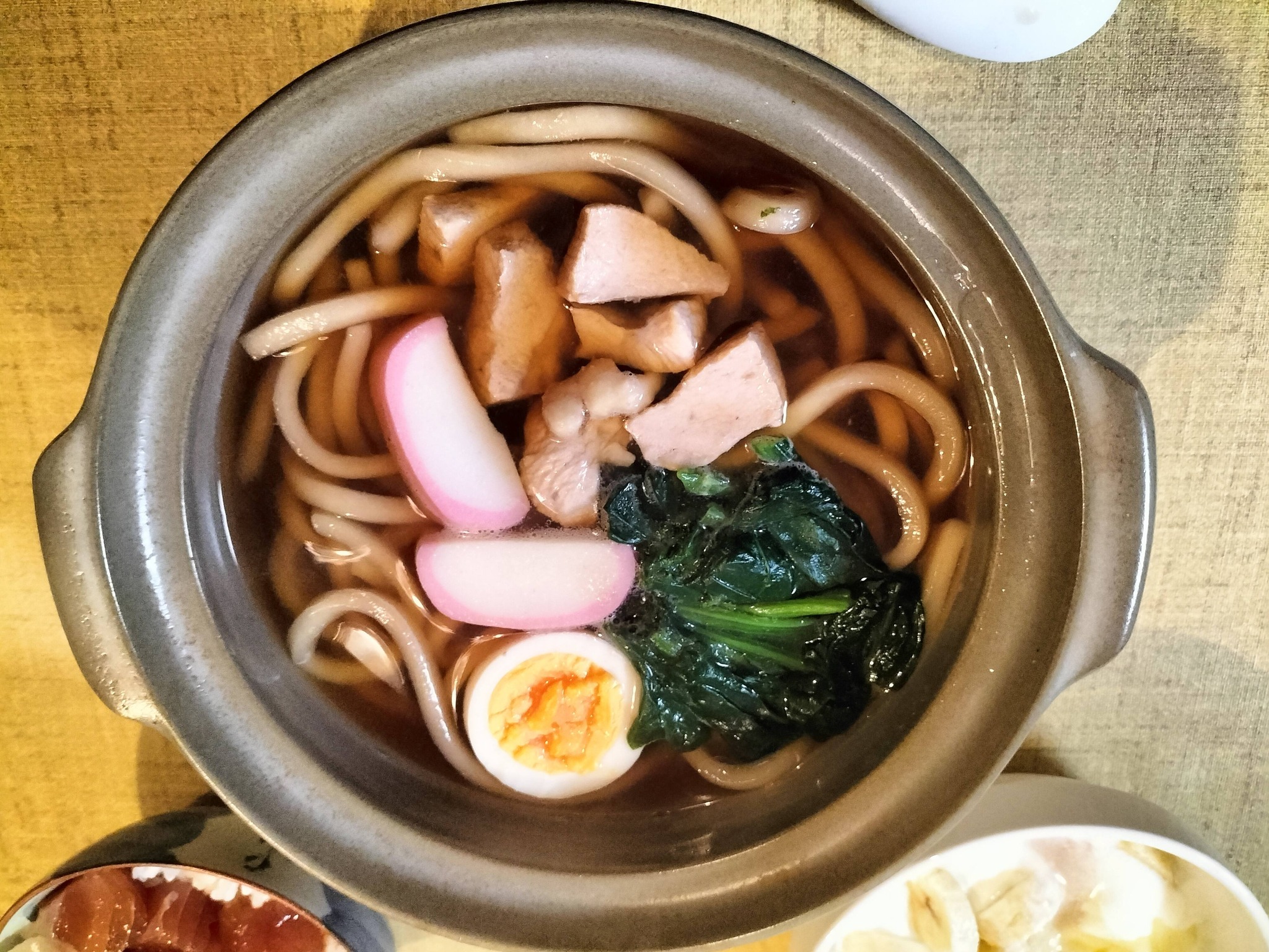鶏ムネ肉、ゆで卵、かまぼこ、ほうれん草の鍋焼きうどん