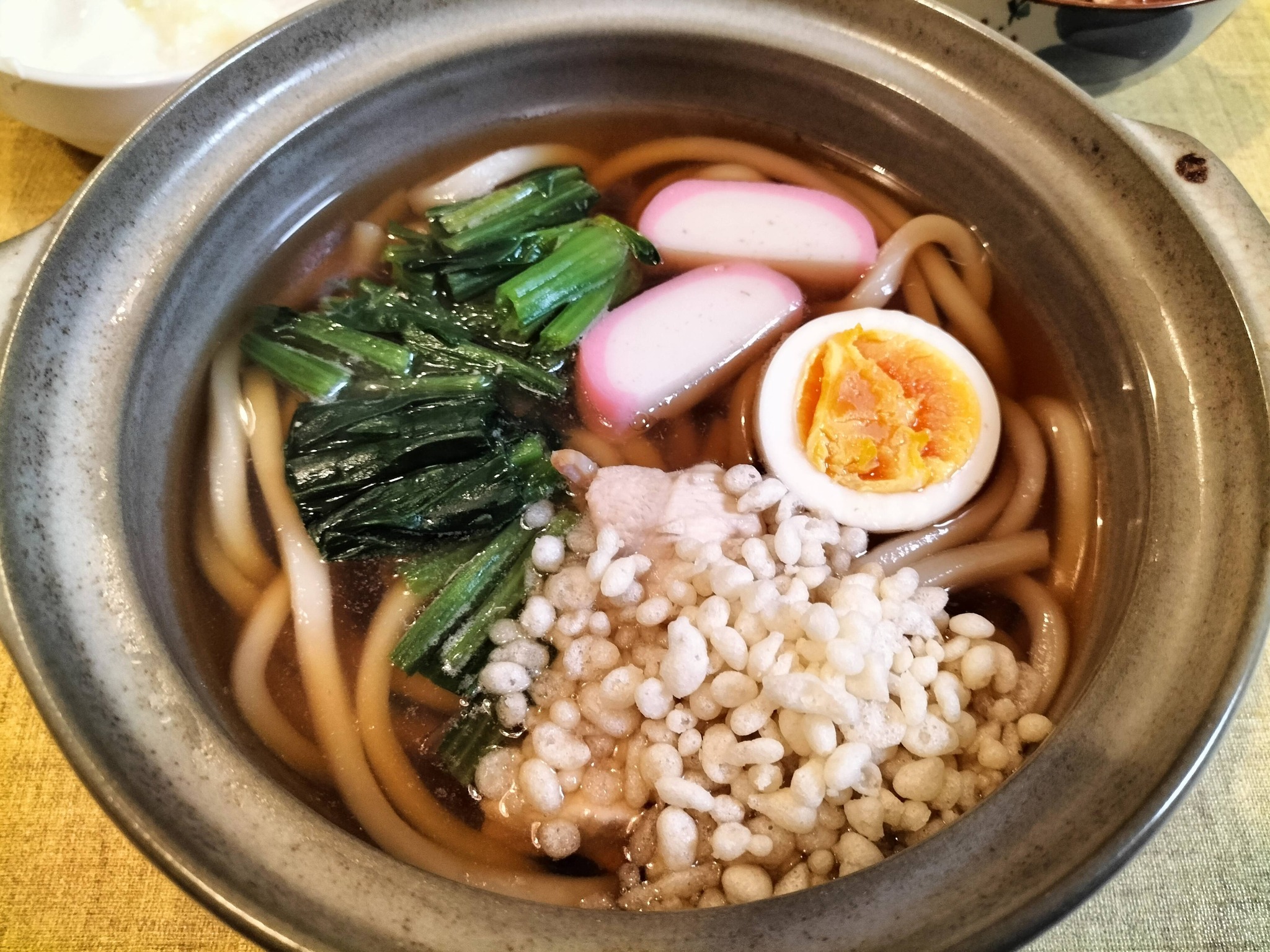 天かすをトッピングした鍋焼きうどん