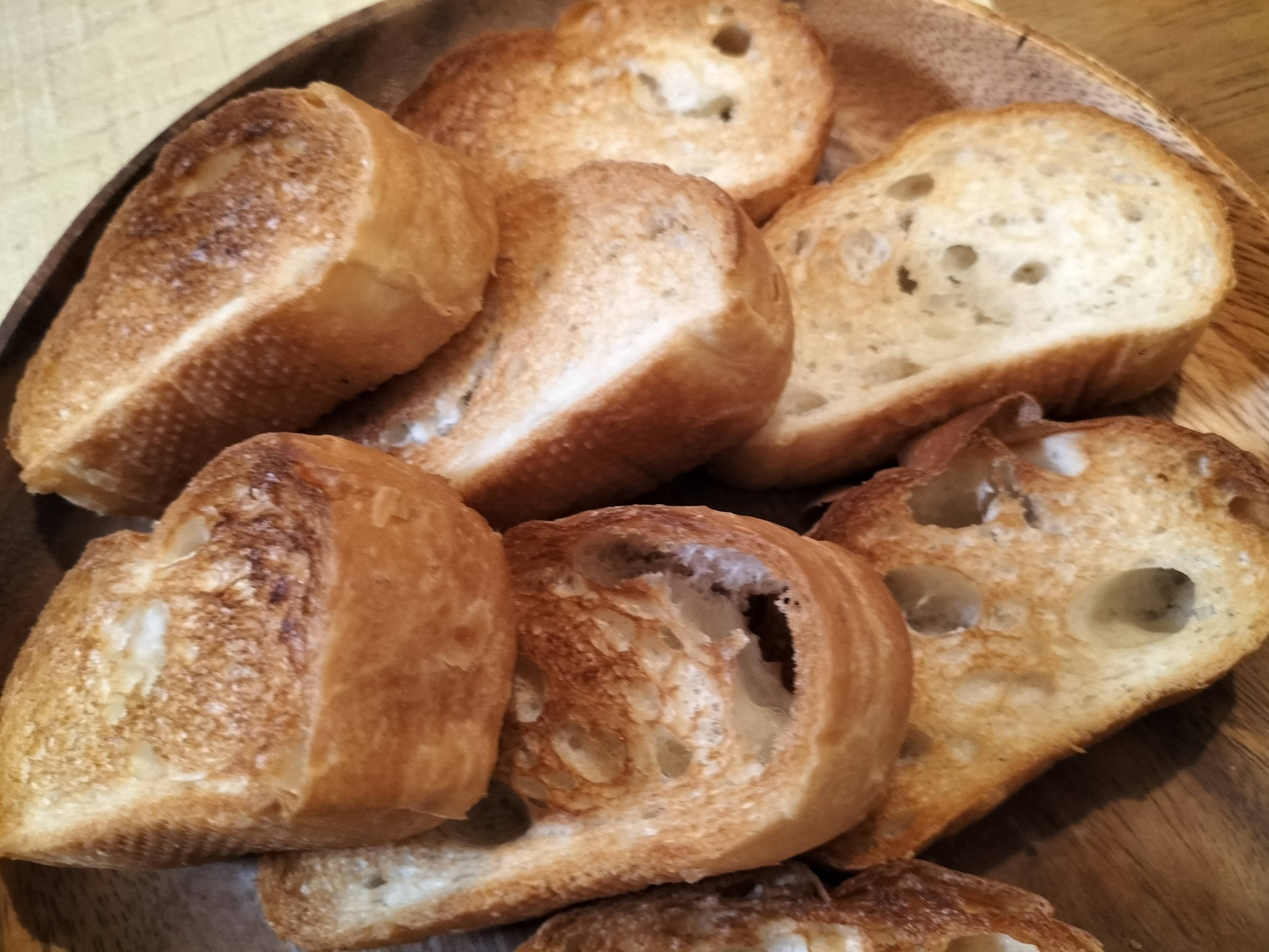 外はカリっと中はふわふわの塩バターパン