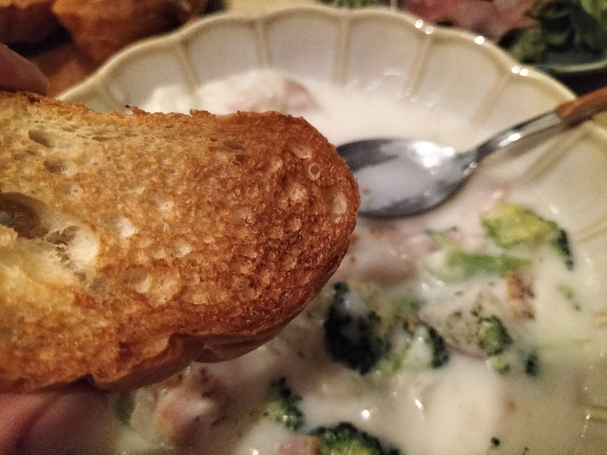 塩バターパンをシチューに浸して食べている