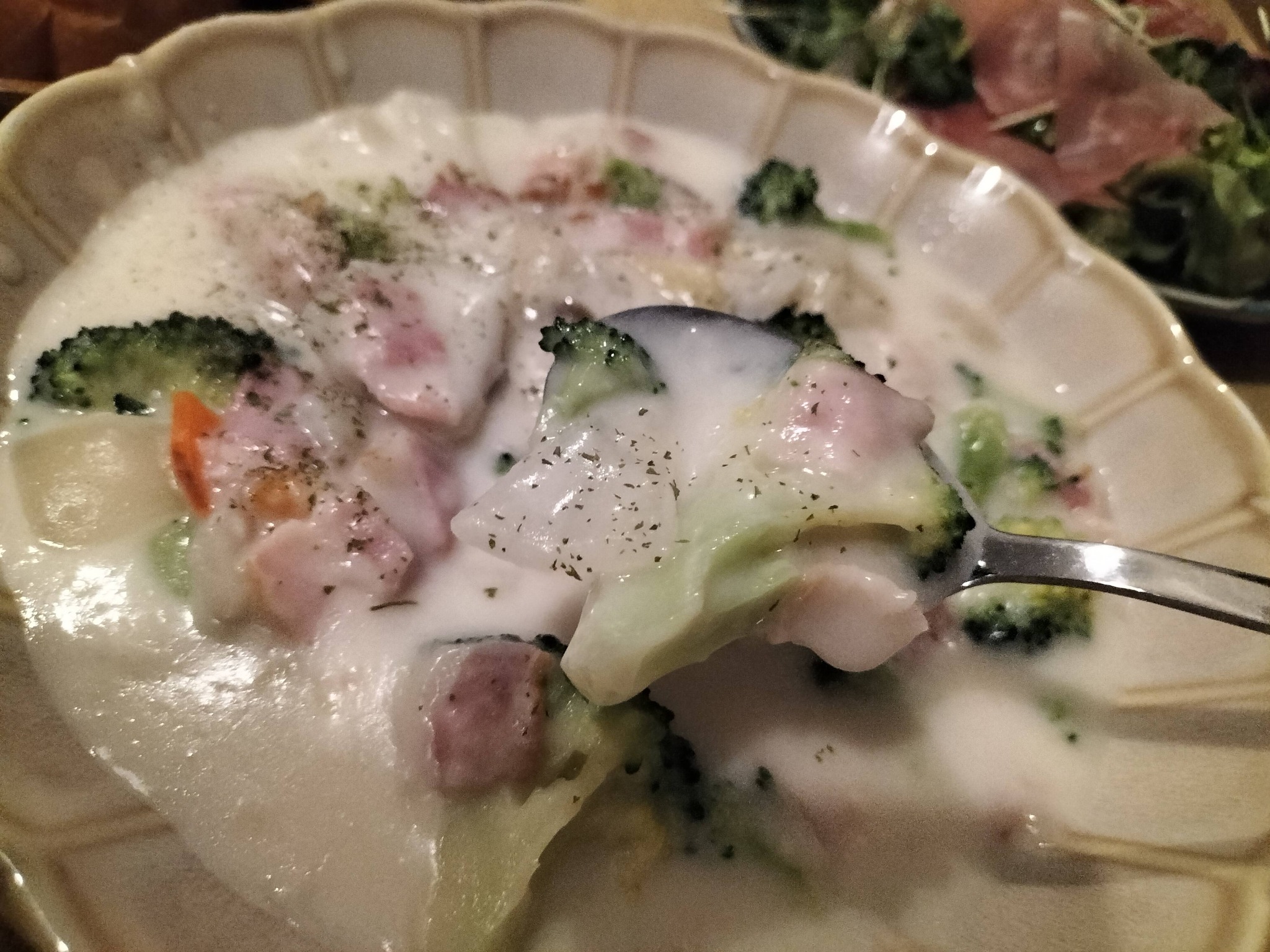 あったかシチューを食べている