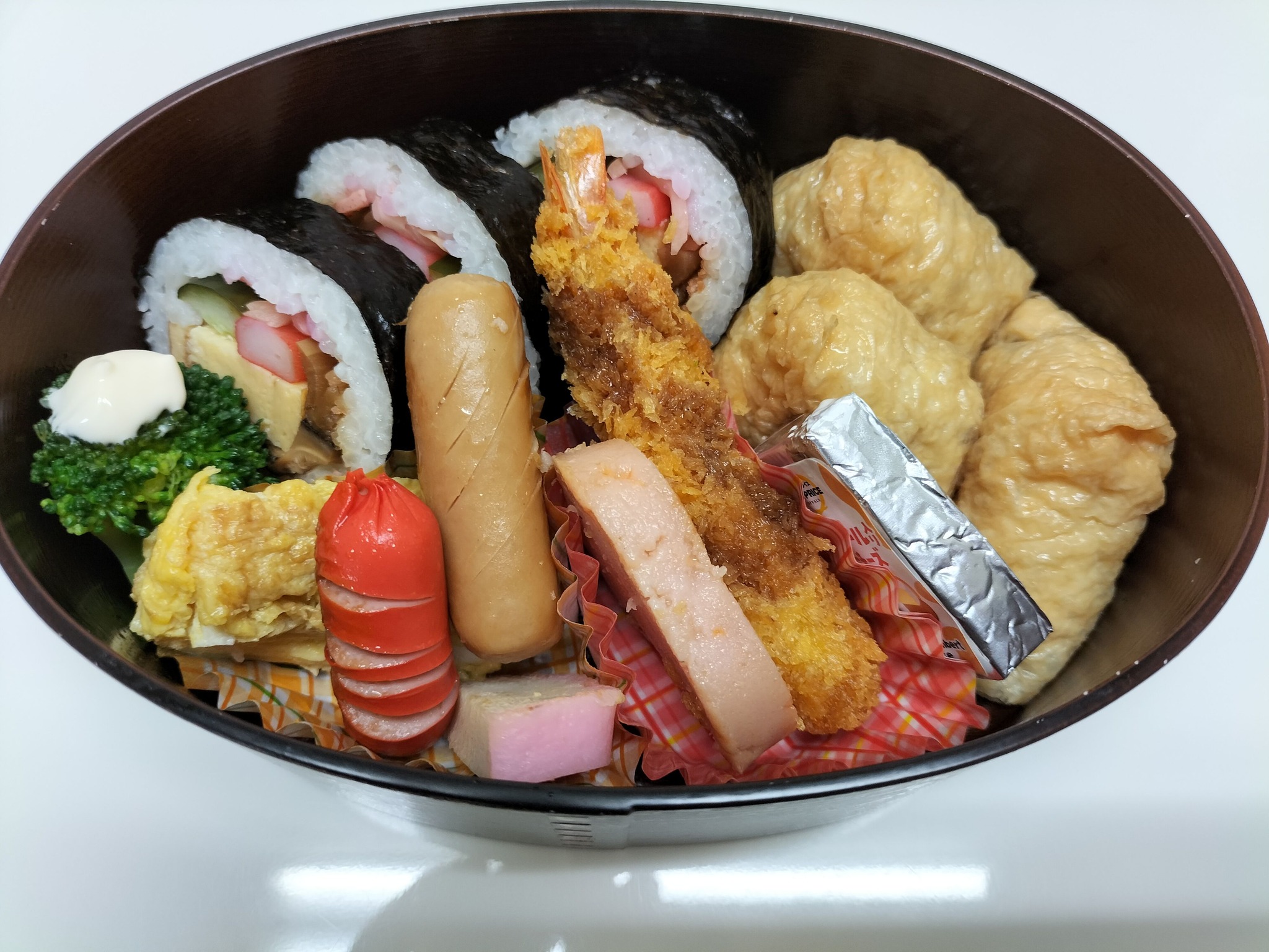 今日のお弁当の奥さん手作りの助六寿司
