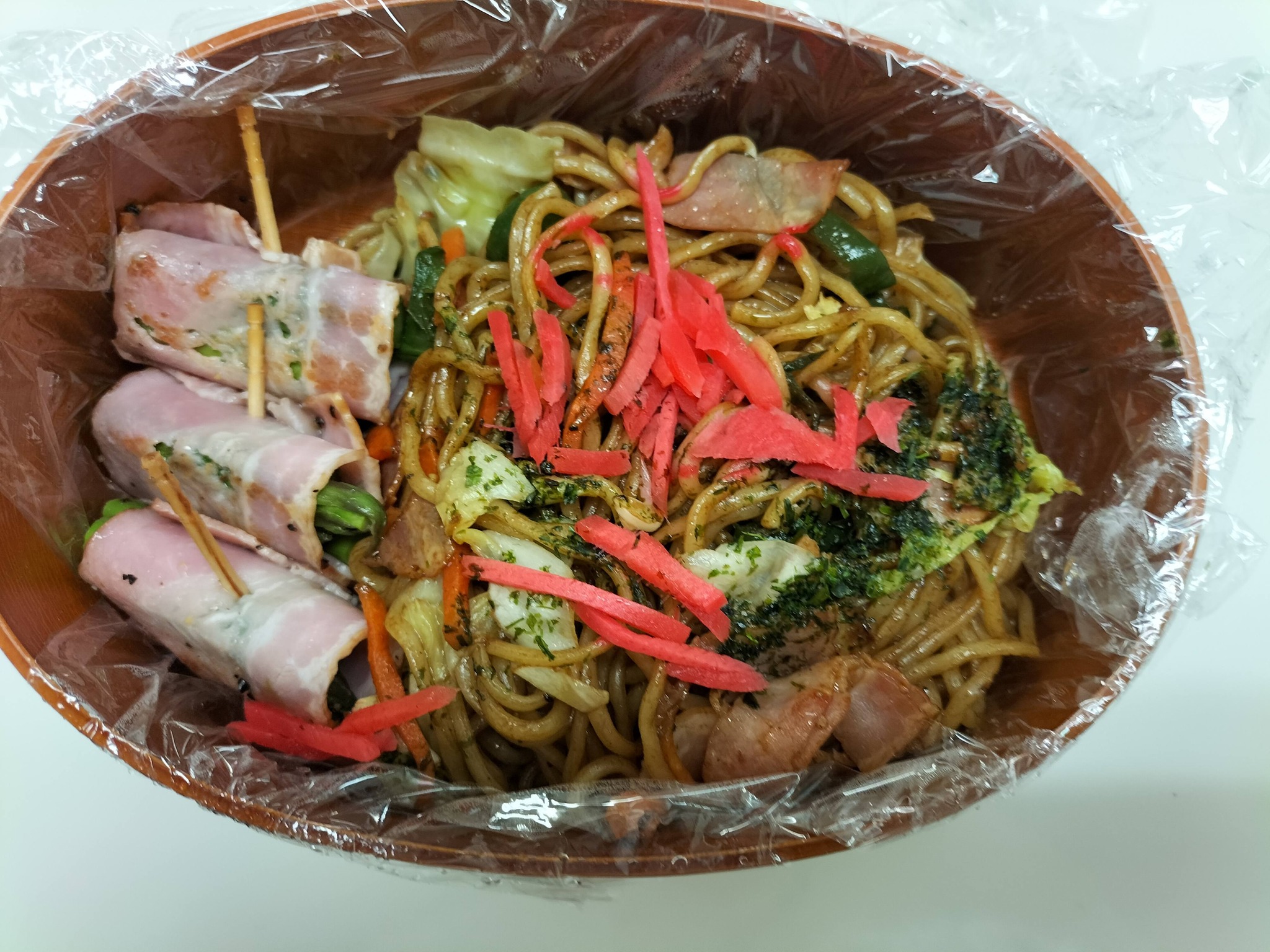焼きそばとアスパラのベーコン巻のお弁当