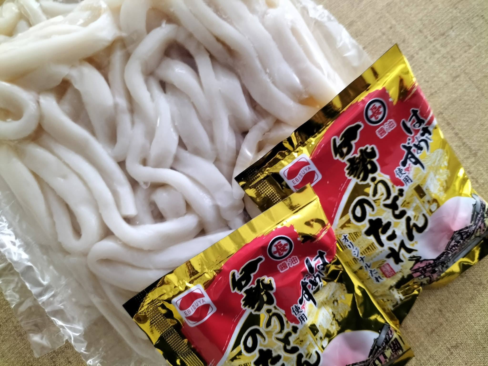 エビスヤの手打式「伊勢芋入り伊勢うどん」の麺とタレ