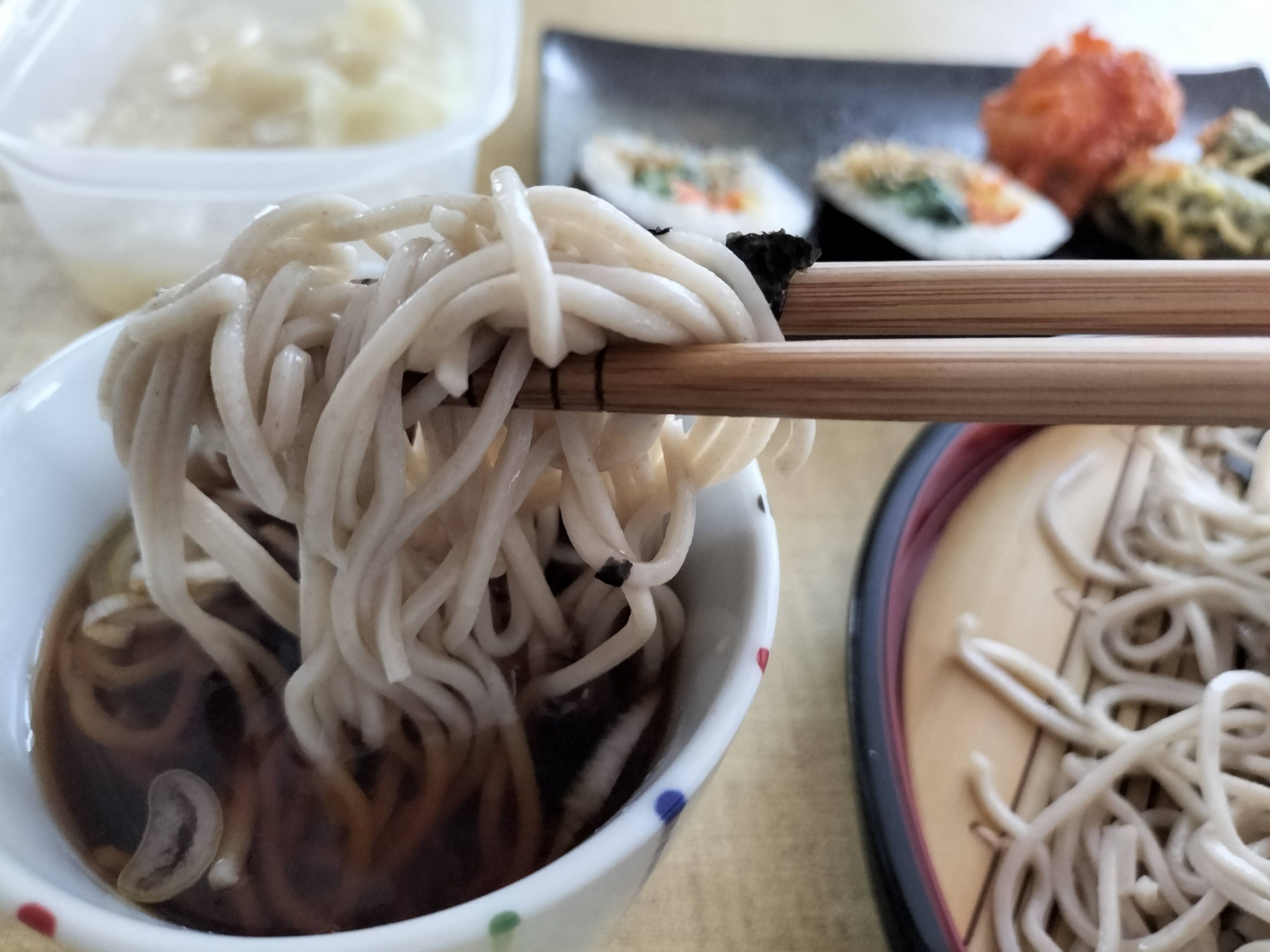 コシがあり、そばの甘みや旨味が感じられる半生そばの麺