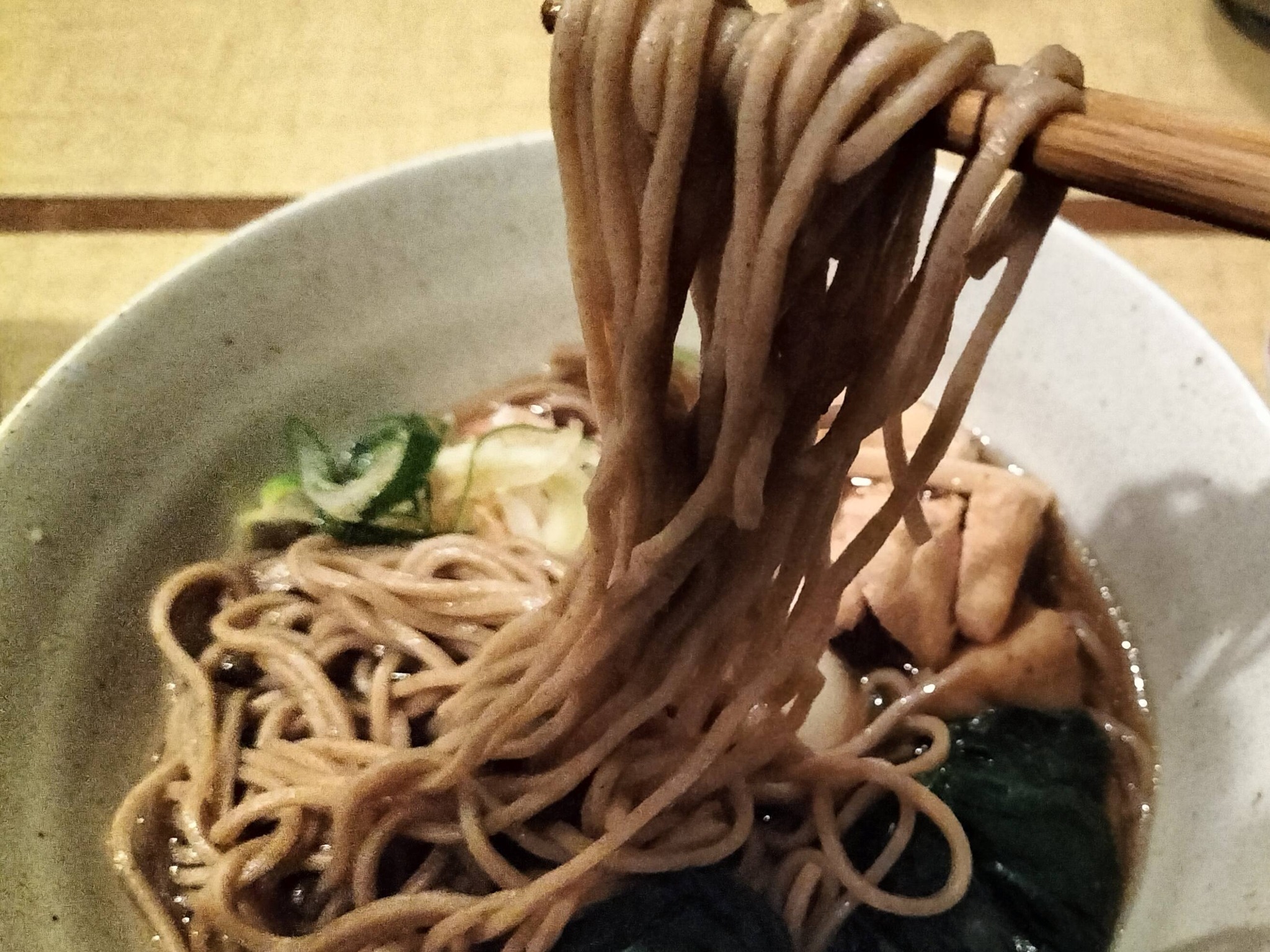 蕎麦を食べている