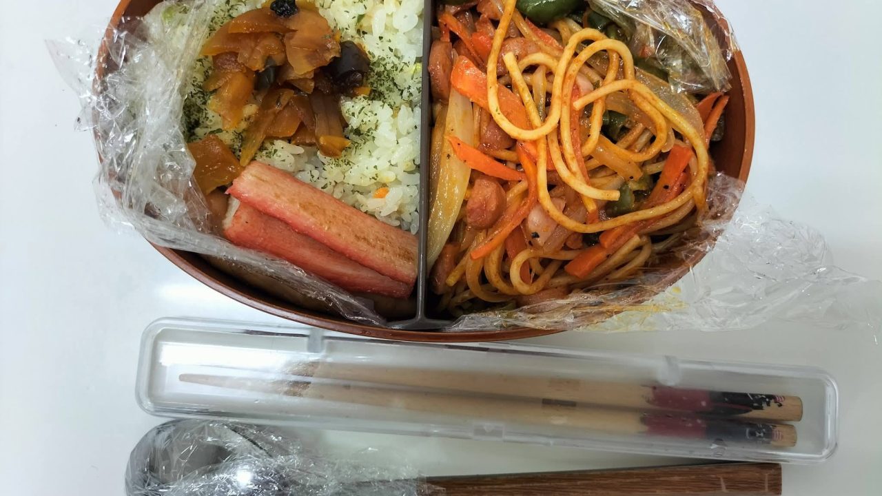 今日の弁当の、ナポリタンとピラフ、カニカマ