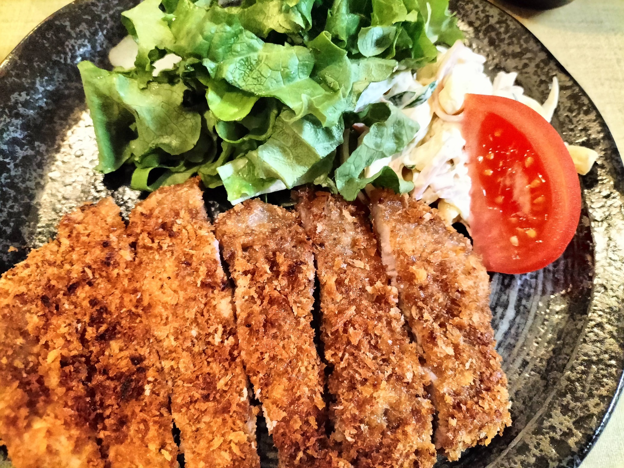 さっぱり副菜で合わせた今日のとんかつ夕食メニュー：とんかつの付け合わせのフリルレタス