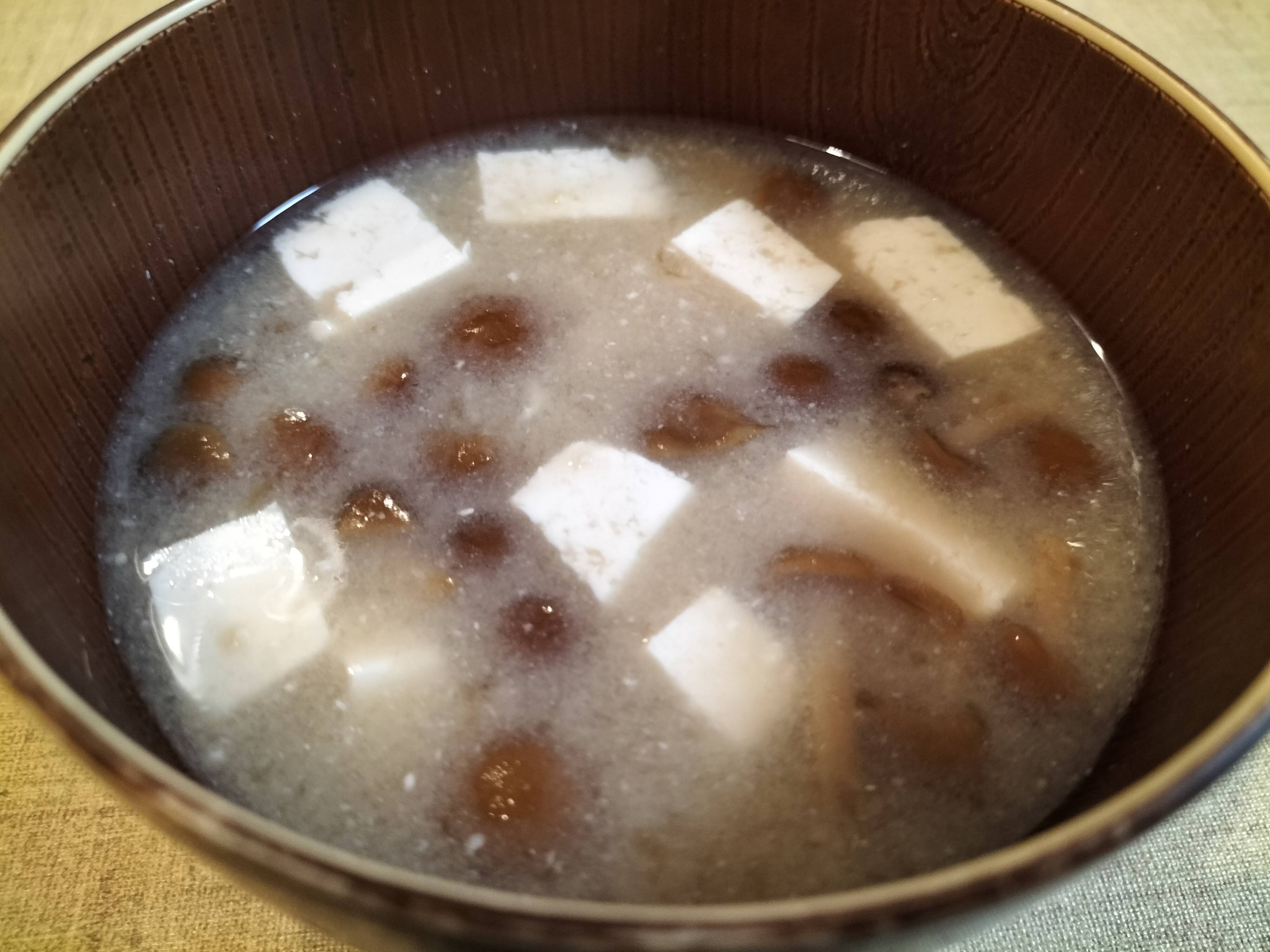 さっぱり副菜で合わせた今日のとんかつ夕食メニュー：なめこと豆腐の味噌汁