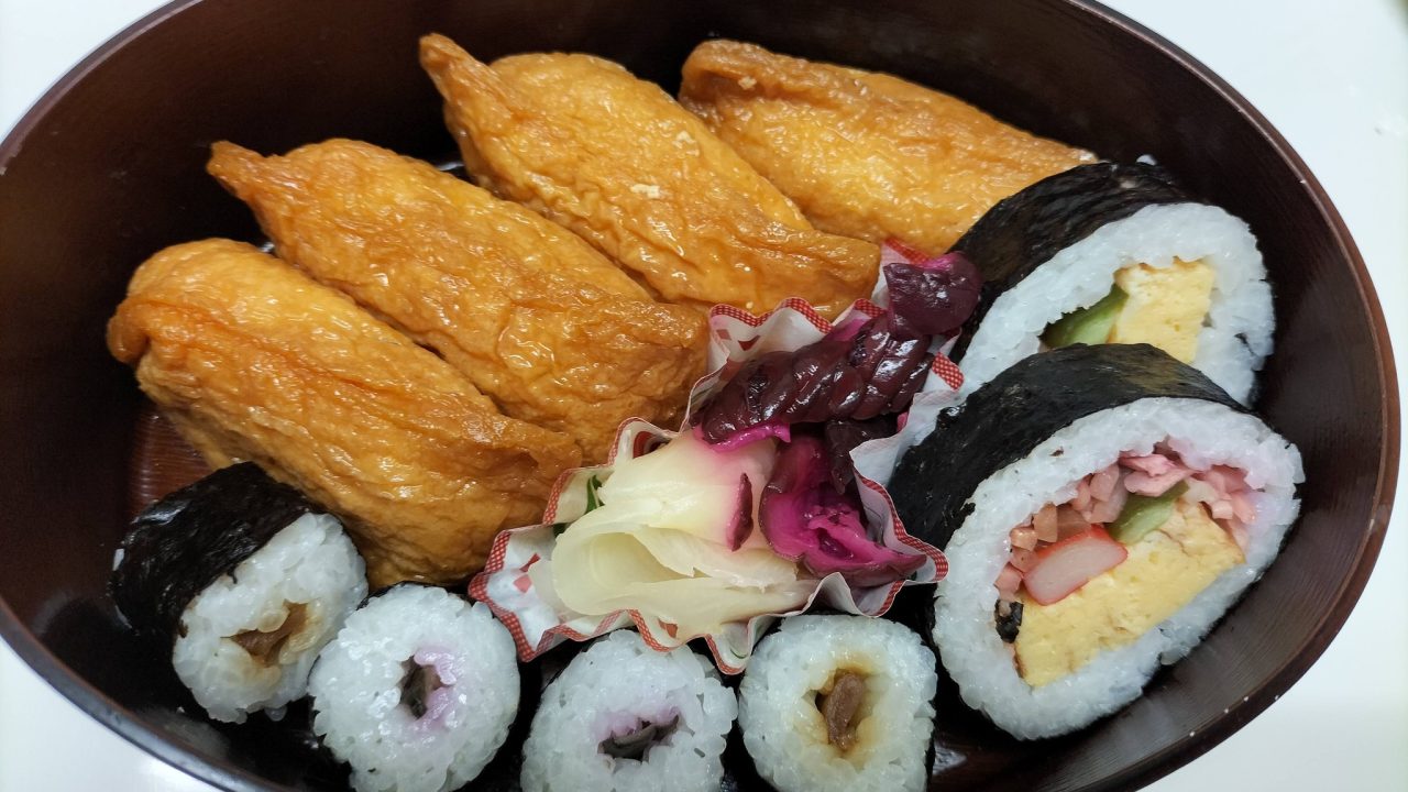 奥さん手作の助六寿しのお弁当