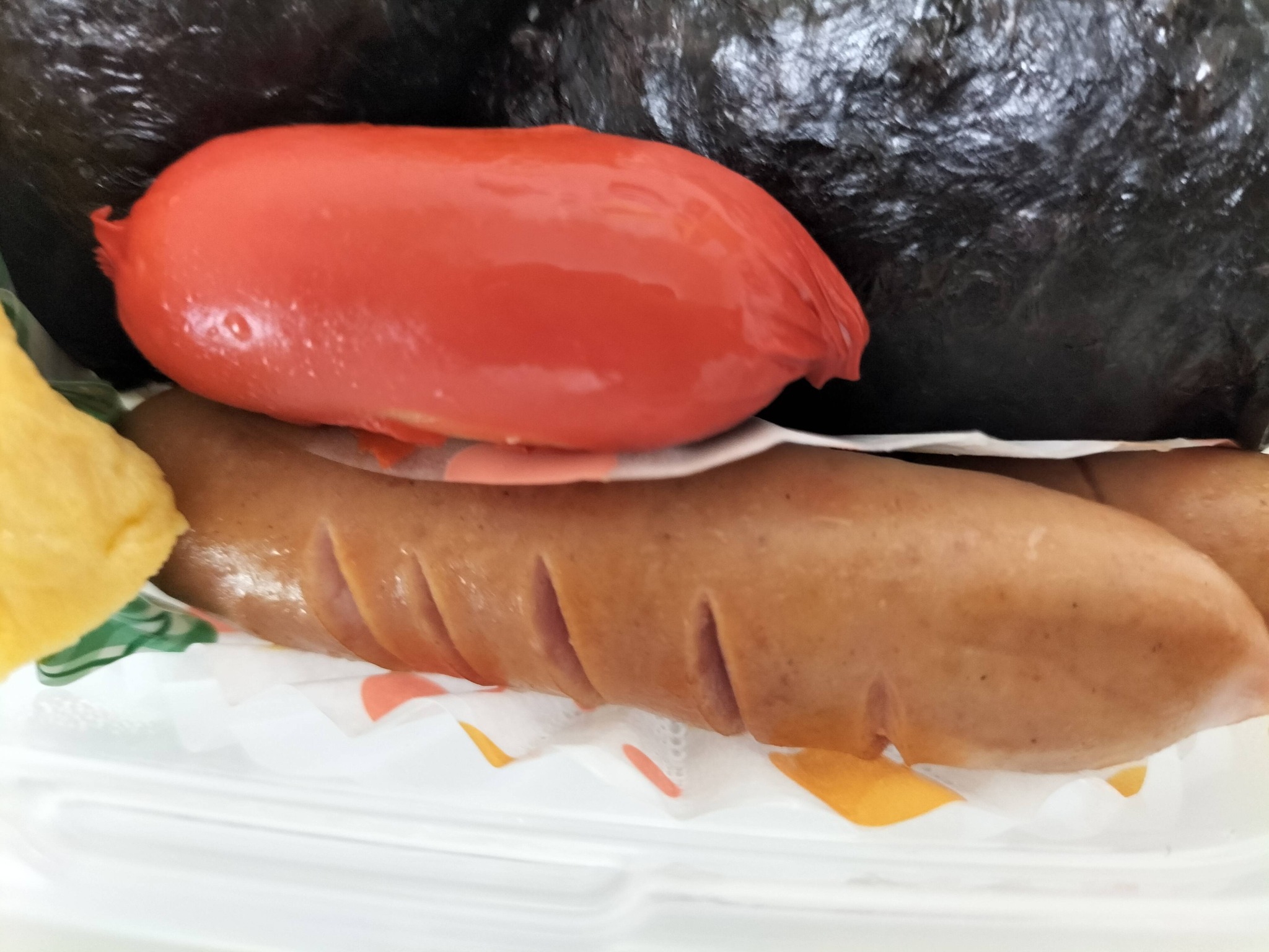 今日の弁当のぷっくりしたウインナーと赤ウインナー