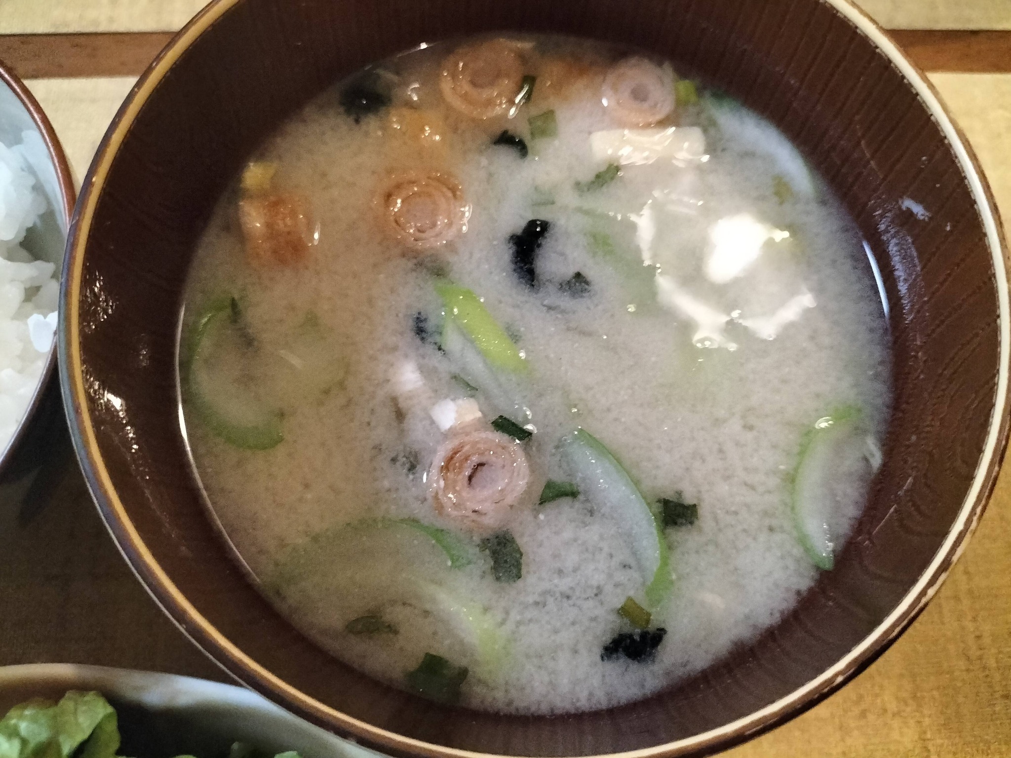 玉ねぎとわかめ、ふの味噌汁