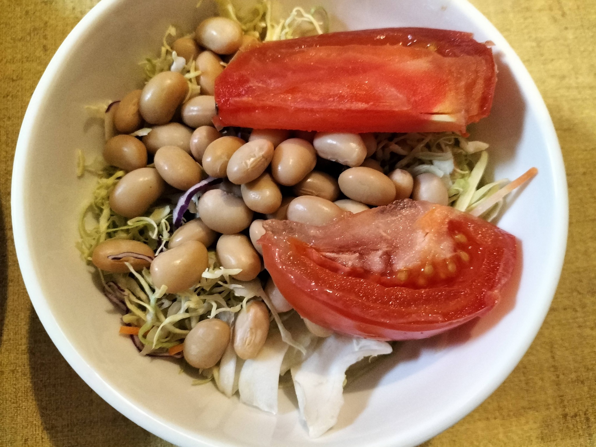 カレーライスにぴったりな副菜のキャベツと蒸し大豆、トマトのサラダ