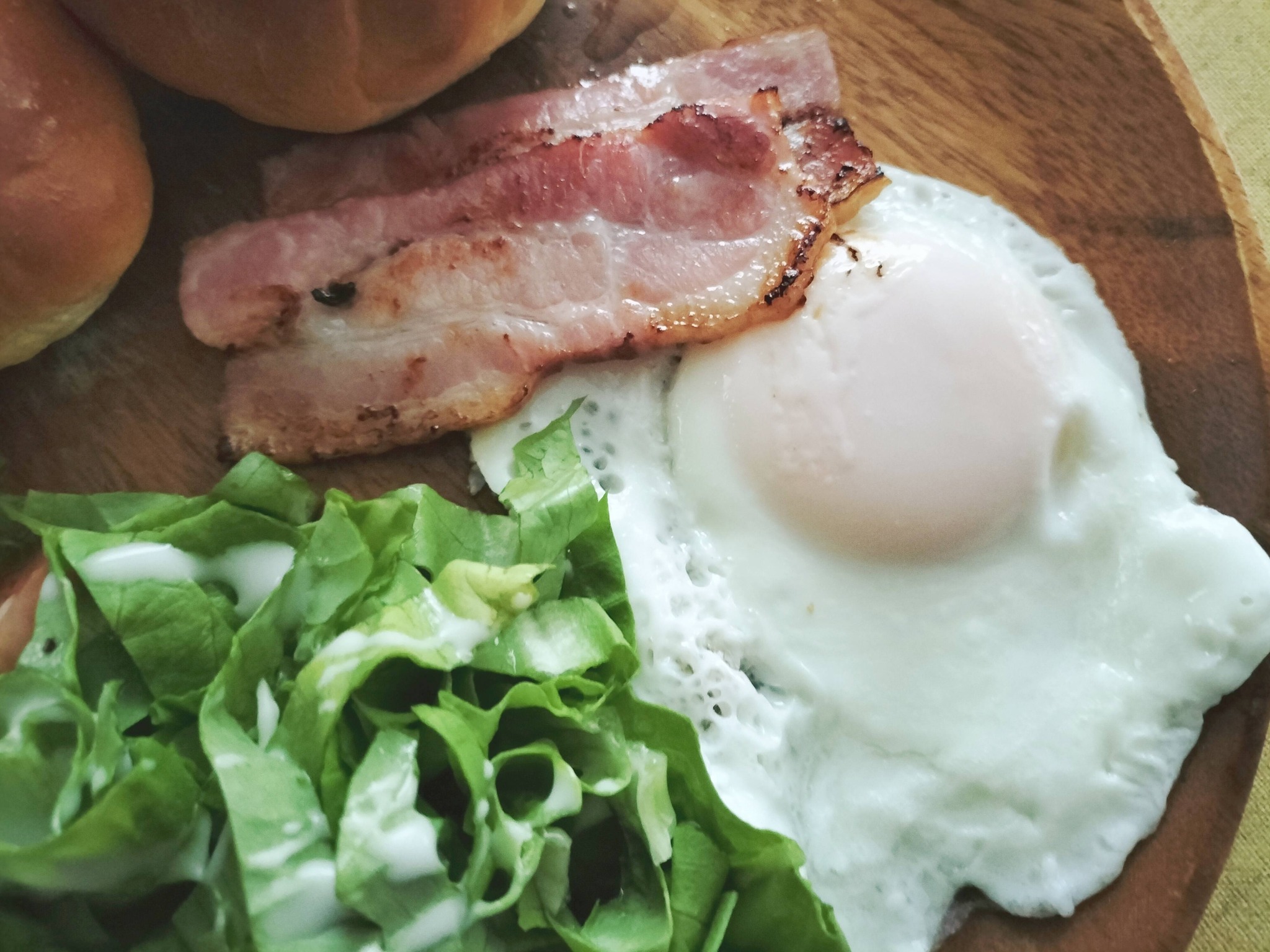 朝食ワンプレートパン：目玉焼きとベーコン