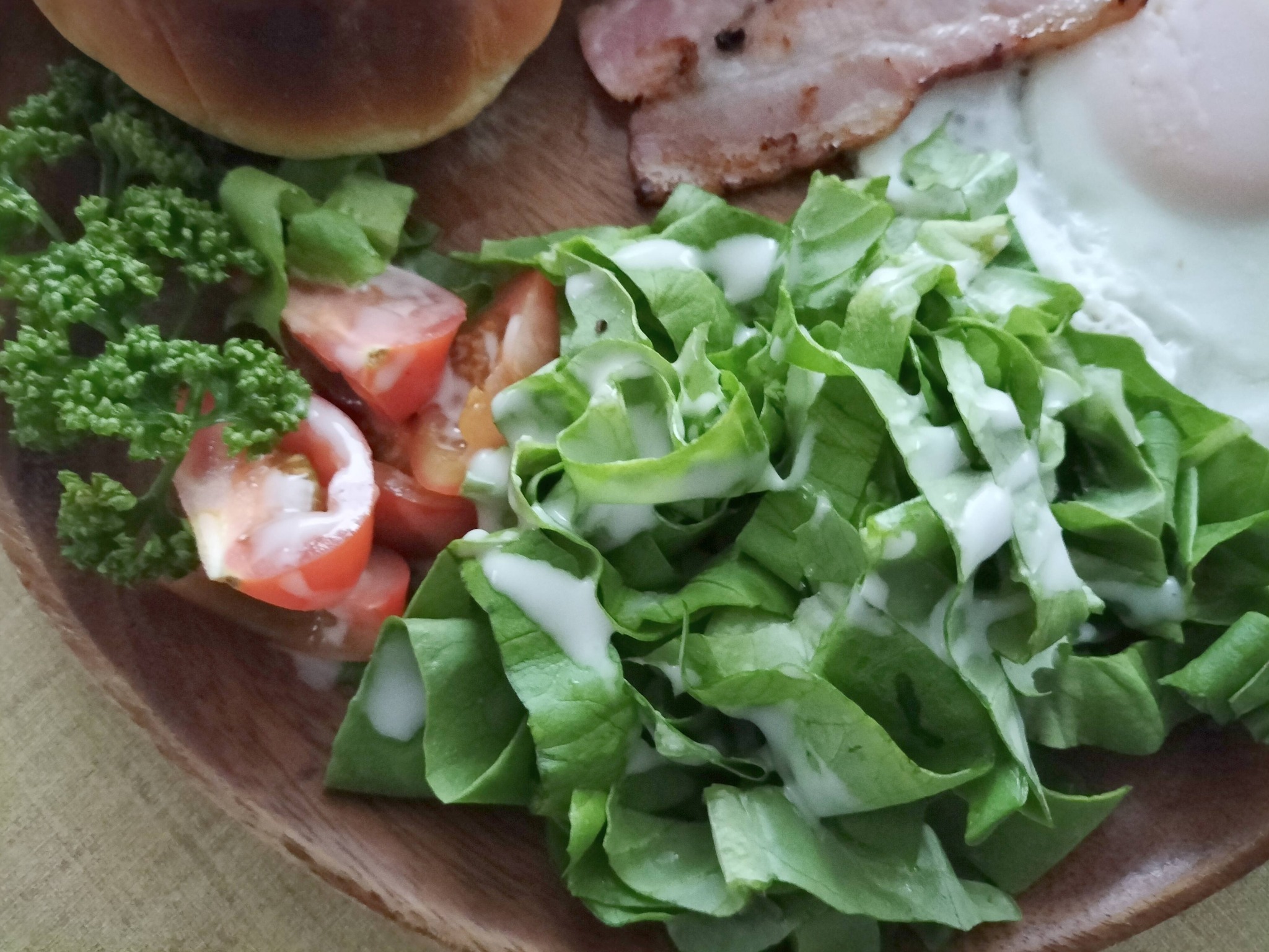 朝食ワンプレートパン：トマトとレタスとパセリのサラダ