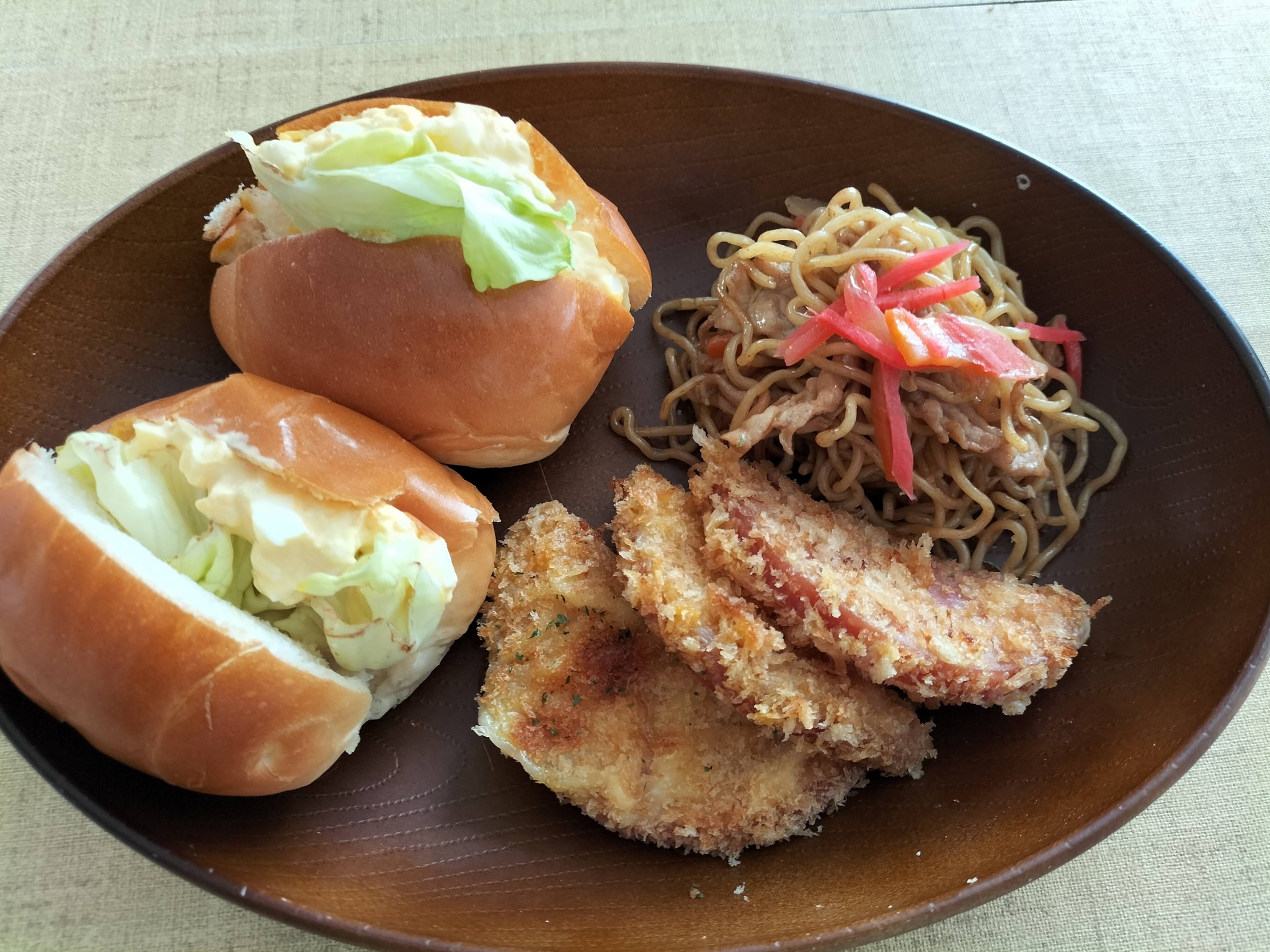 朝ごはんワンプレート：簡単な卵サンドロールパンとおかず