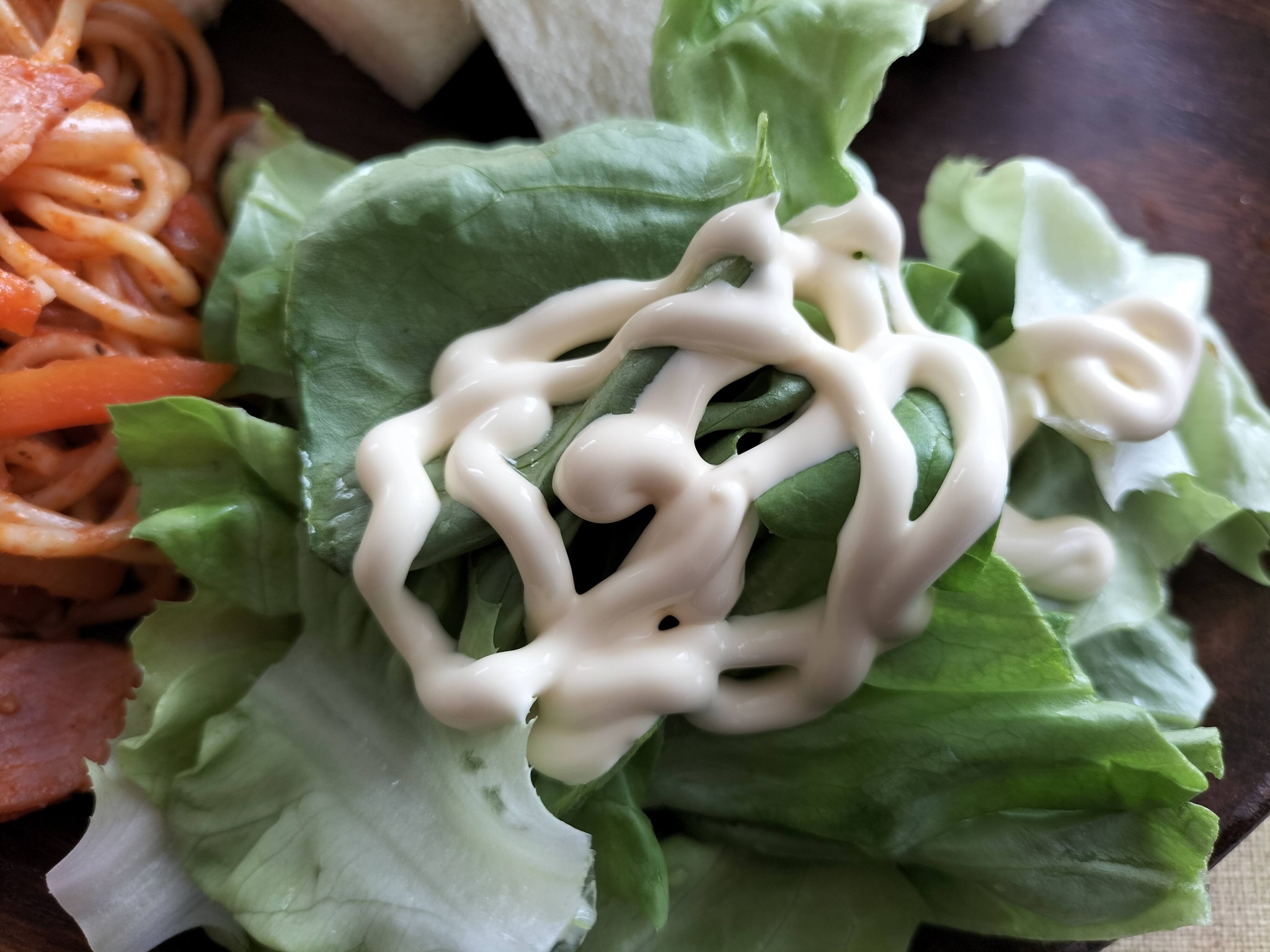 マヨネーズをかけたサラダ菜のサラダ