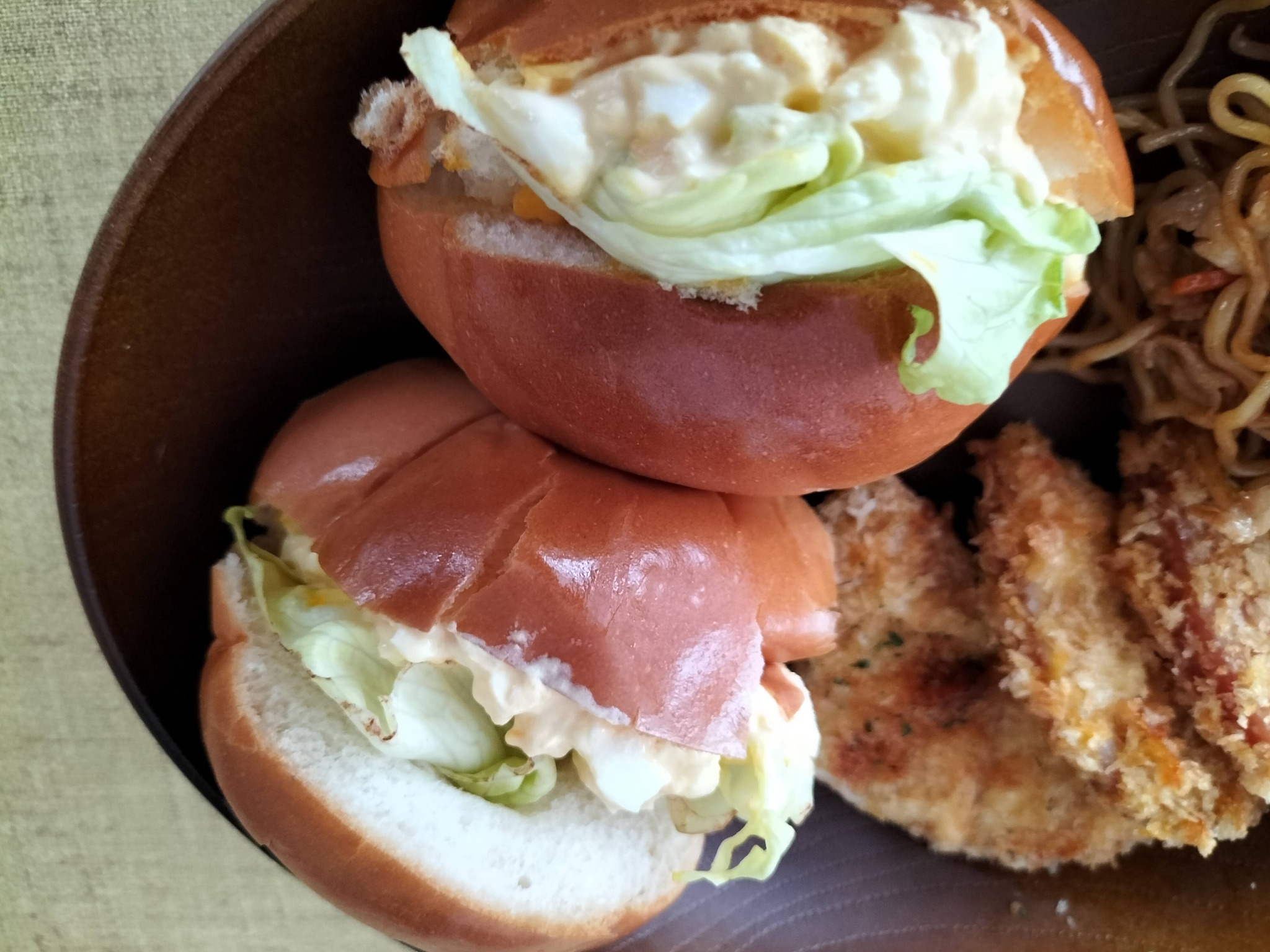 朝ごはんワンプレート：簡単な卵サンドロールパン