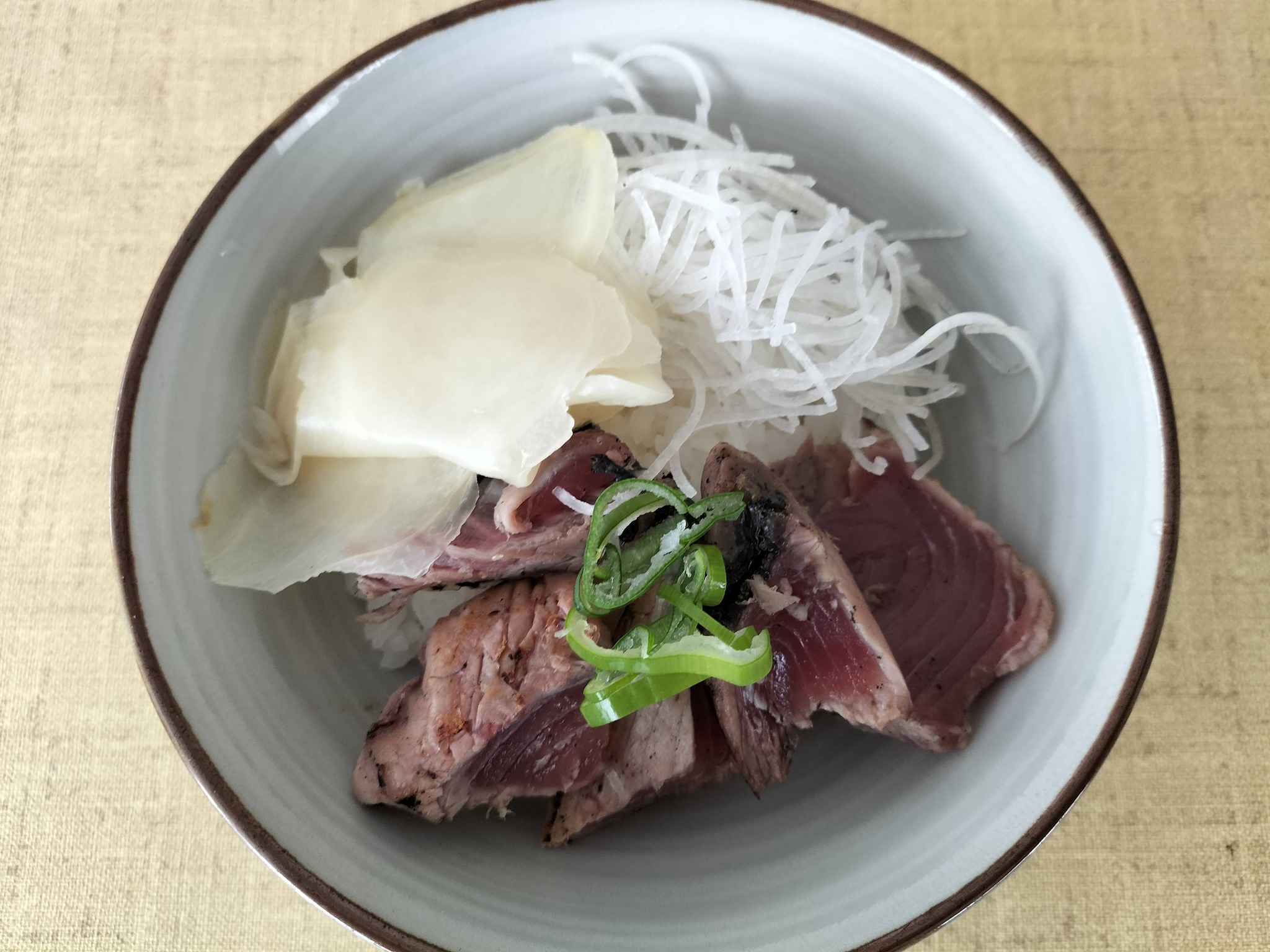 サイドディッシュのカツオのたたきミニ丼