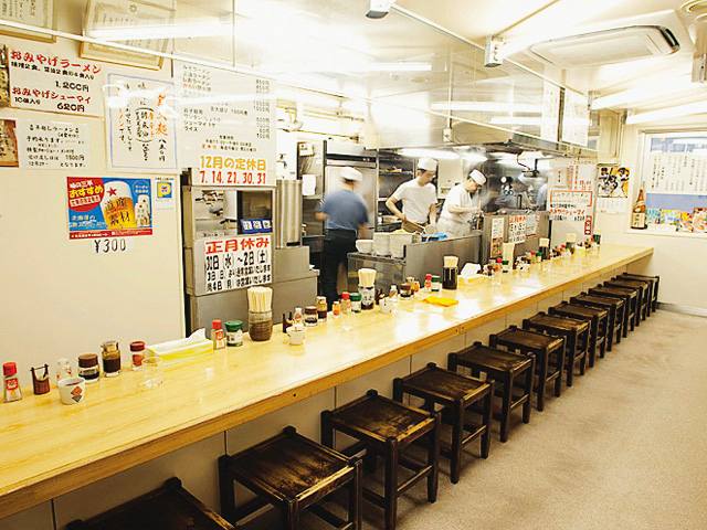 「味の三平」の店内