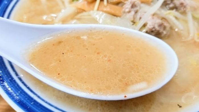 「味の三平」の味噌ラーメンのスープ