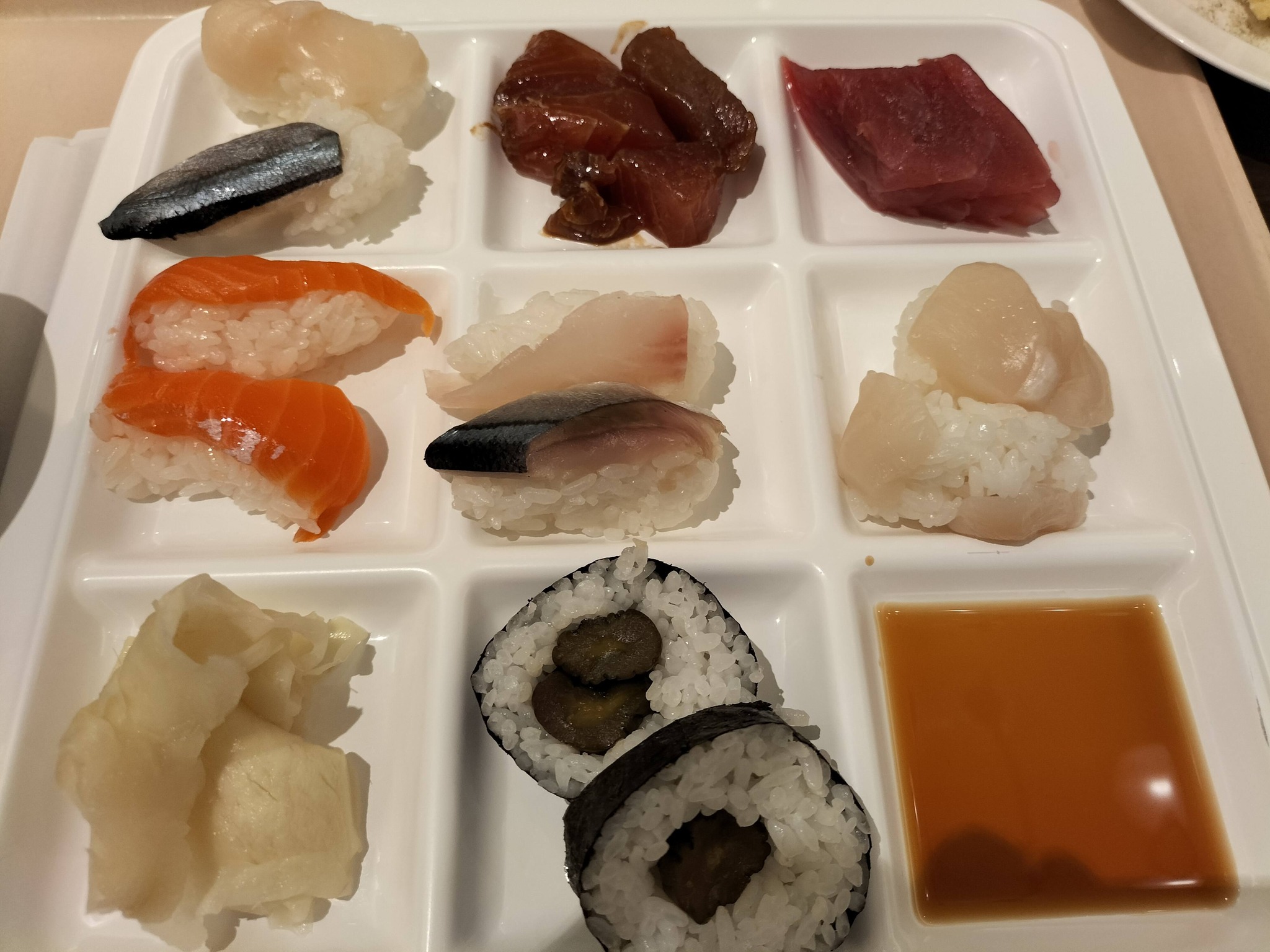 定山渓万世閣ホテルミリオーネ：夕食のお鮨と刺身