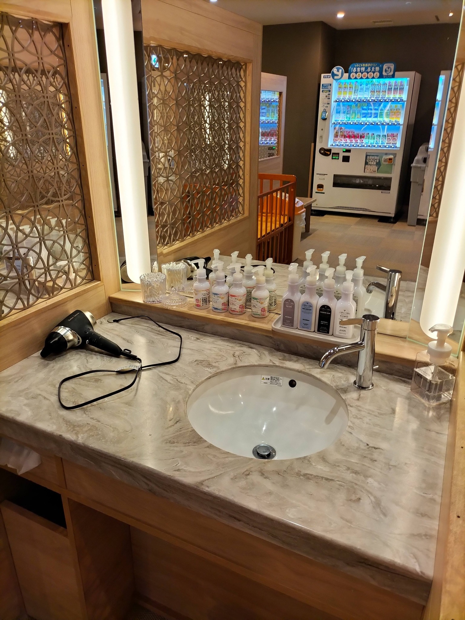 定山渓万世閣ホテルミリオーネ：大浴場の脱衣所のパウダーコーナー2