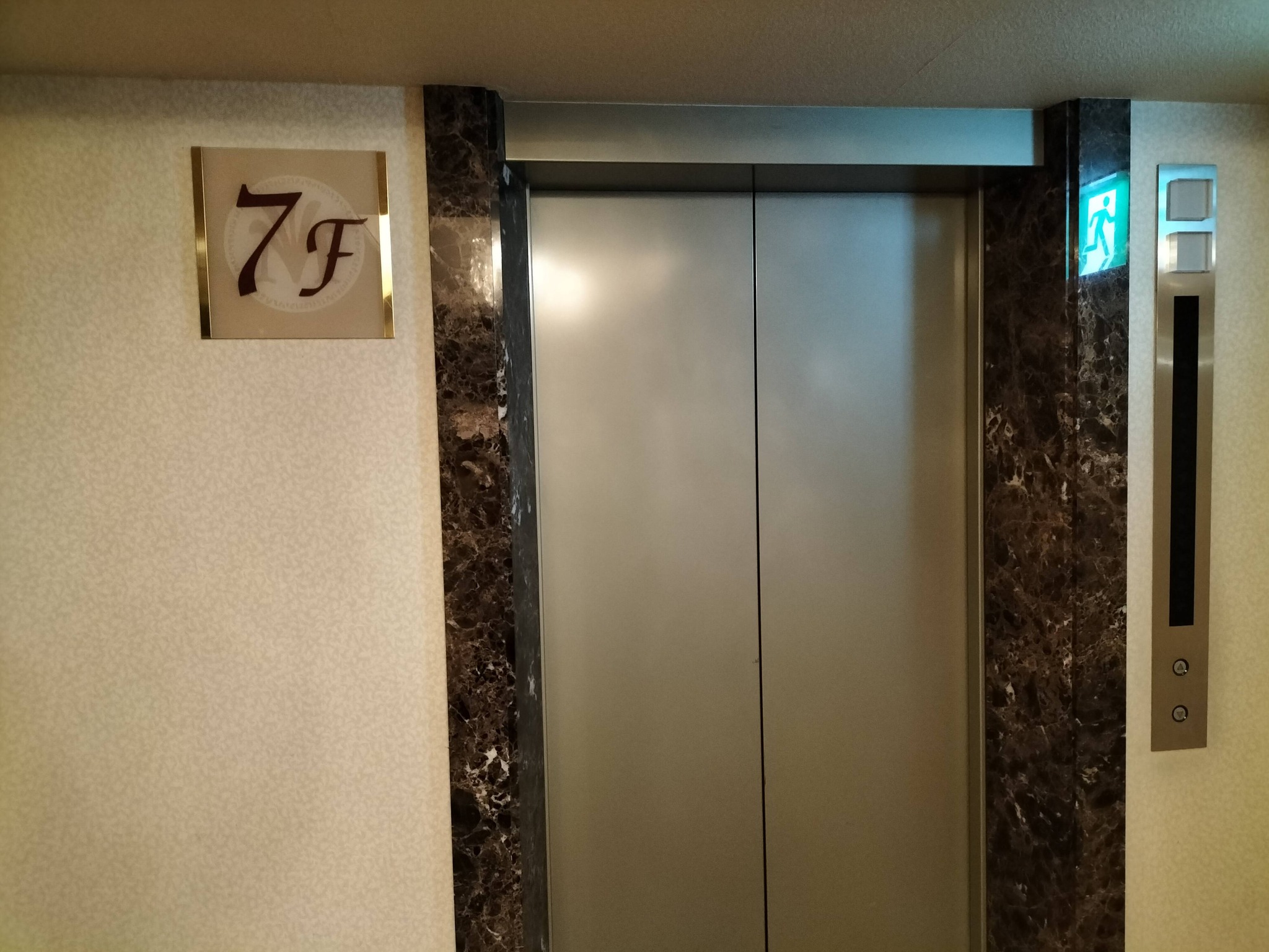 7階エレベーターホール