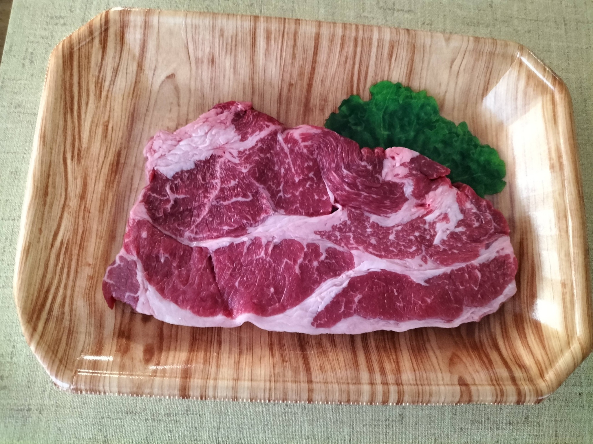 常温に戻したステーキ用の肉