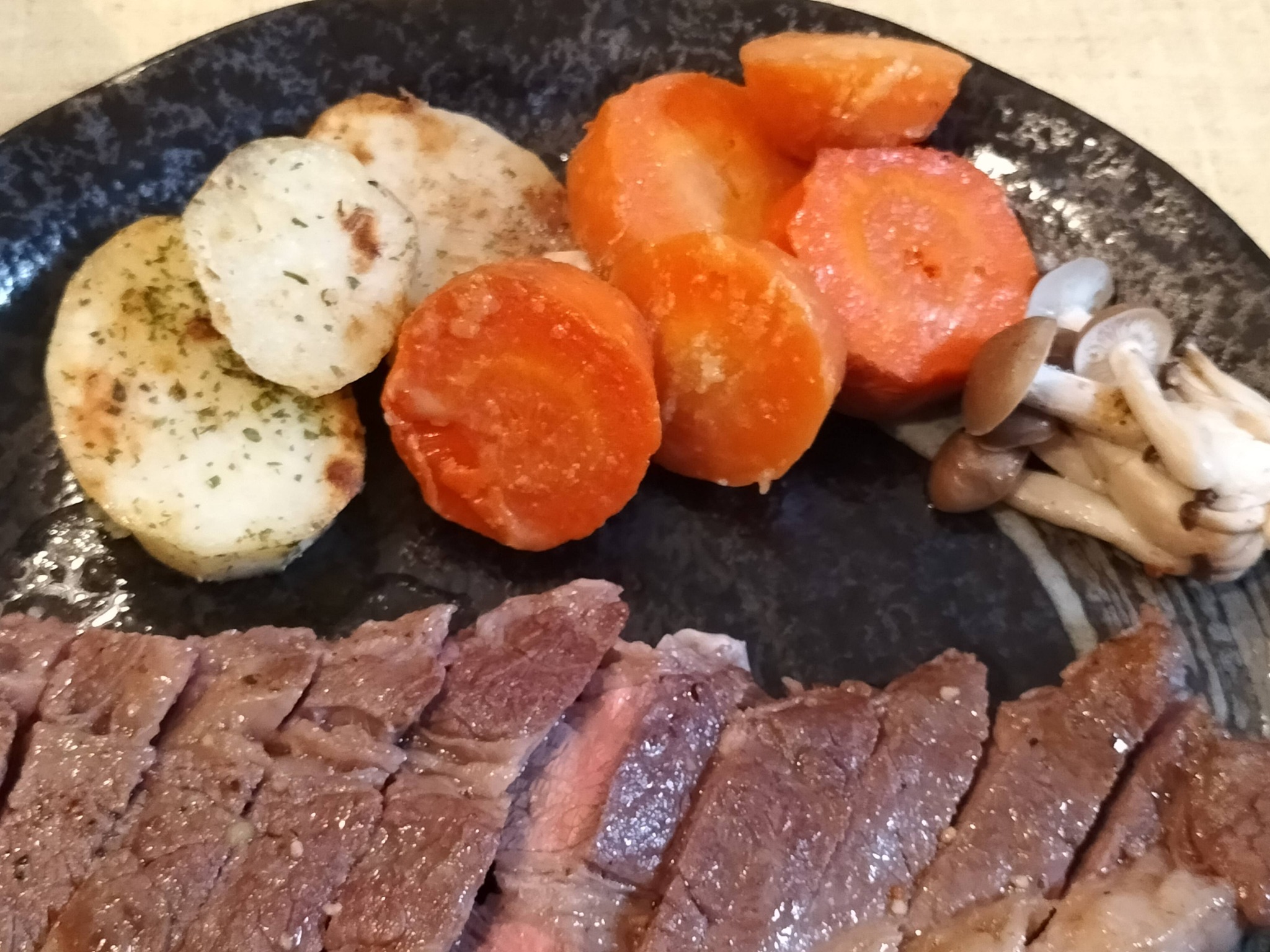 ステーキの付け合わせのじゃがいもとしめじのソテーと人参のグラッセ